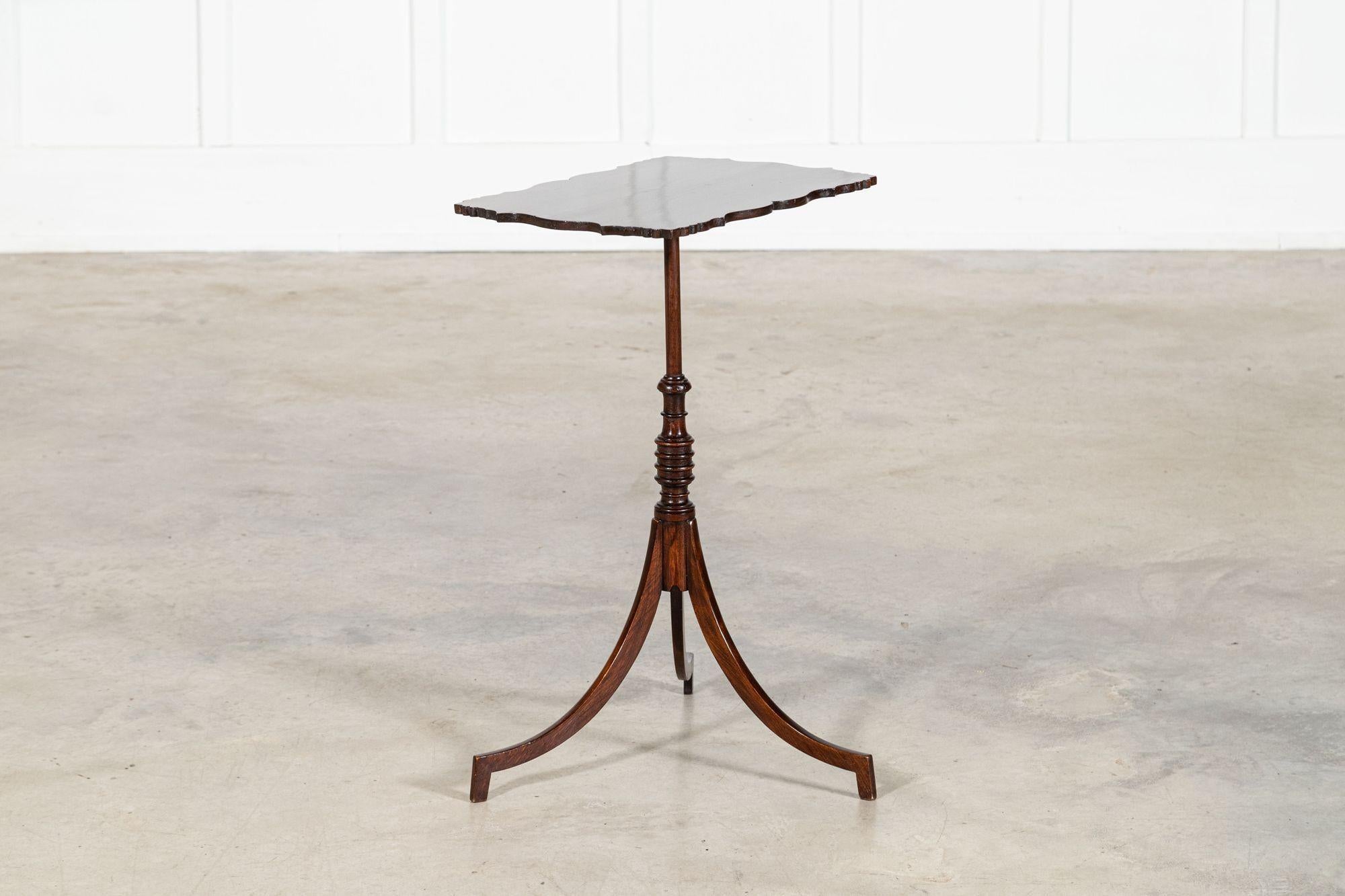 Table d'appoint anglaise en acajou du XIXe siècle en vente 7