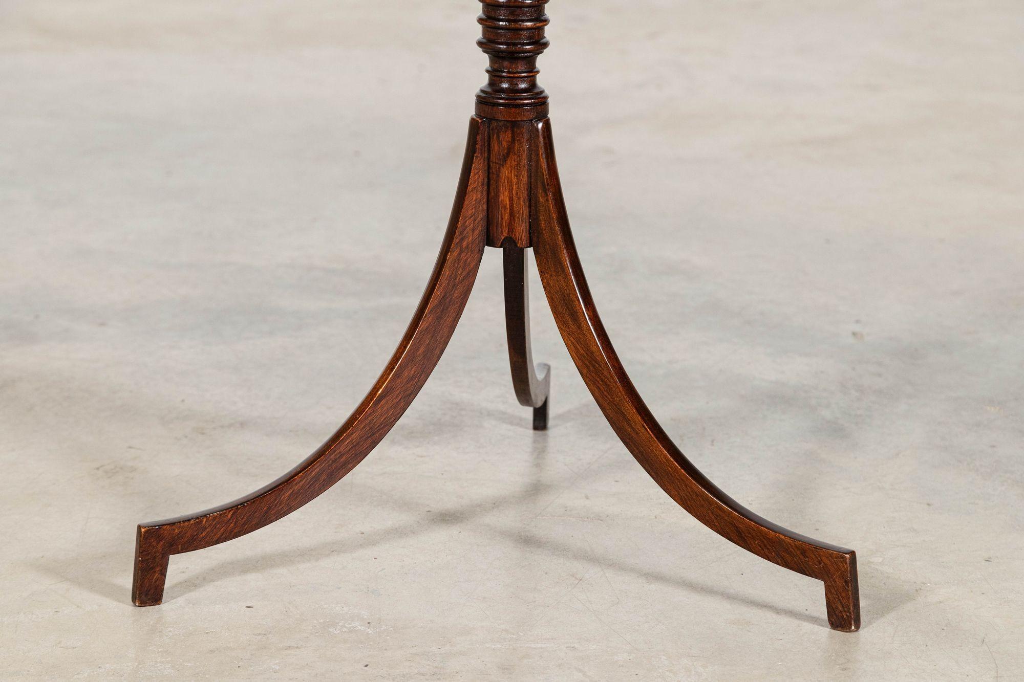 vers 1850
Table d'appoint anglaise en acajou du XIXe siècle
sku 2140
L43,5 x P32,5 x H69 cm
Poids 1Kg