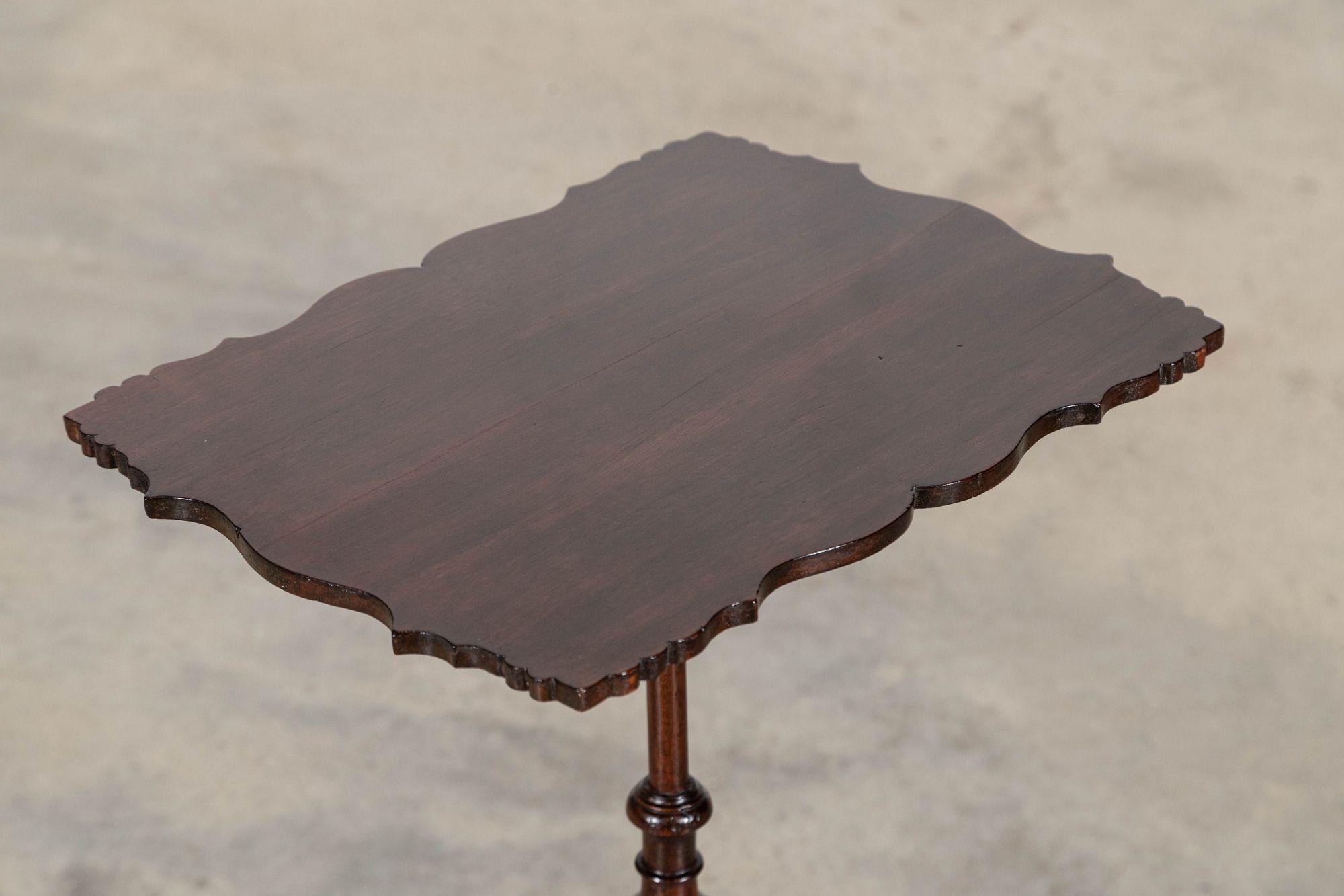 Acajou Table d'appoint anglaise en acajou du XIXe siècle en vente