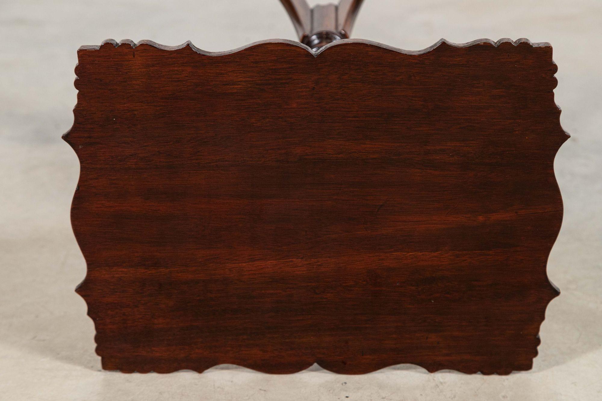 Table d'appoint anglaise en acajou du XIXe siècle en vente 1