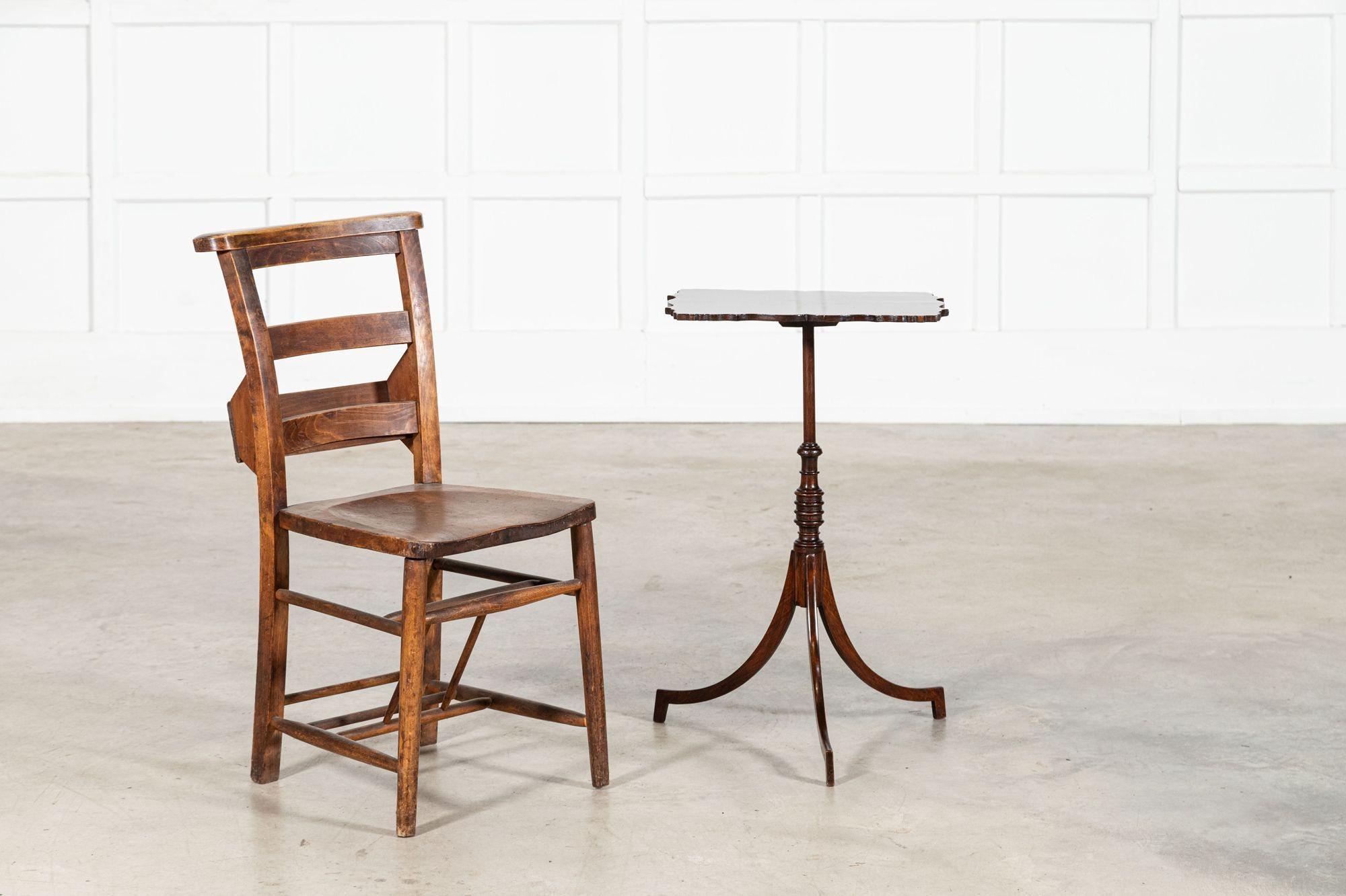 Table d'appoint anglaise en acajou du XIXe siècle en vente 2