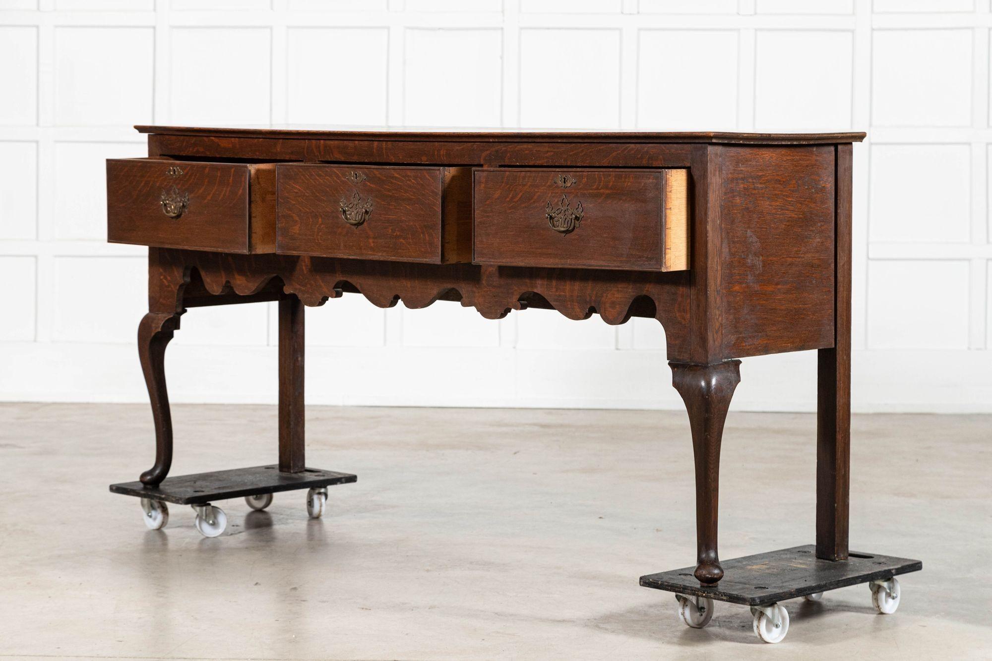 Base de cómoda inglesa de roble del siglo XIX Roble en venta