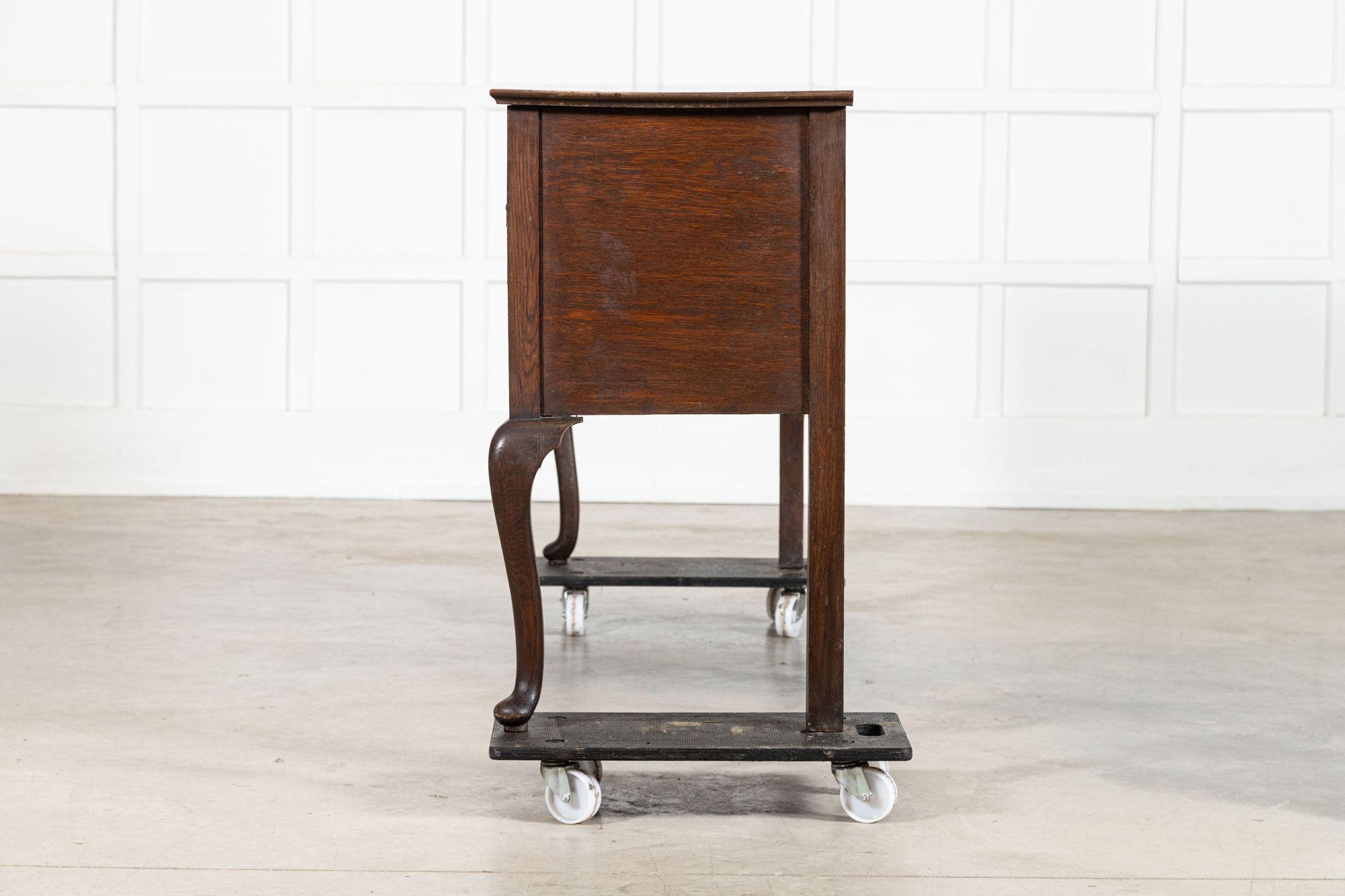 Base de cómoda inglesa de roble del siglo XIX en venta 1