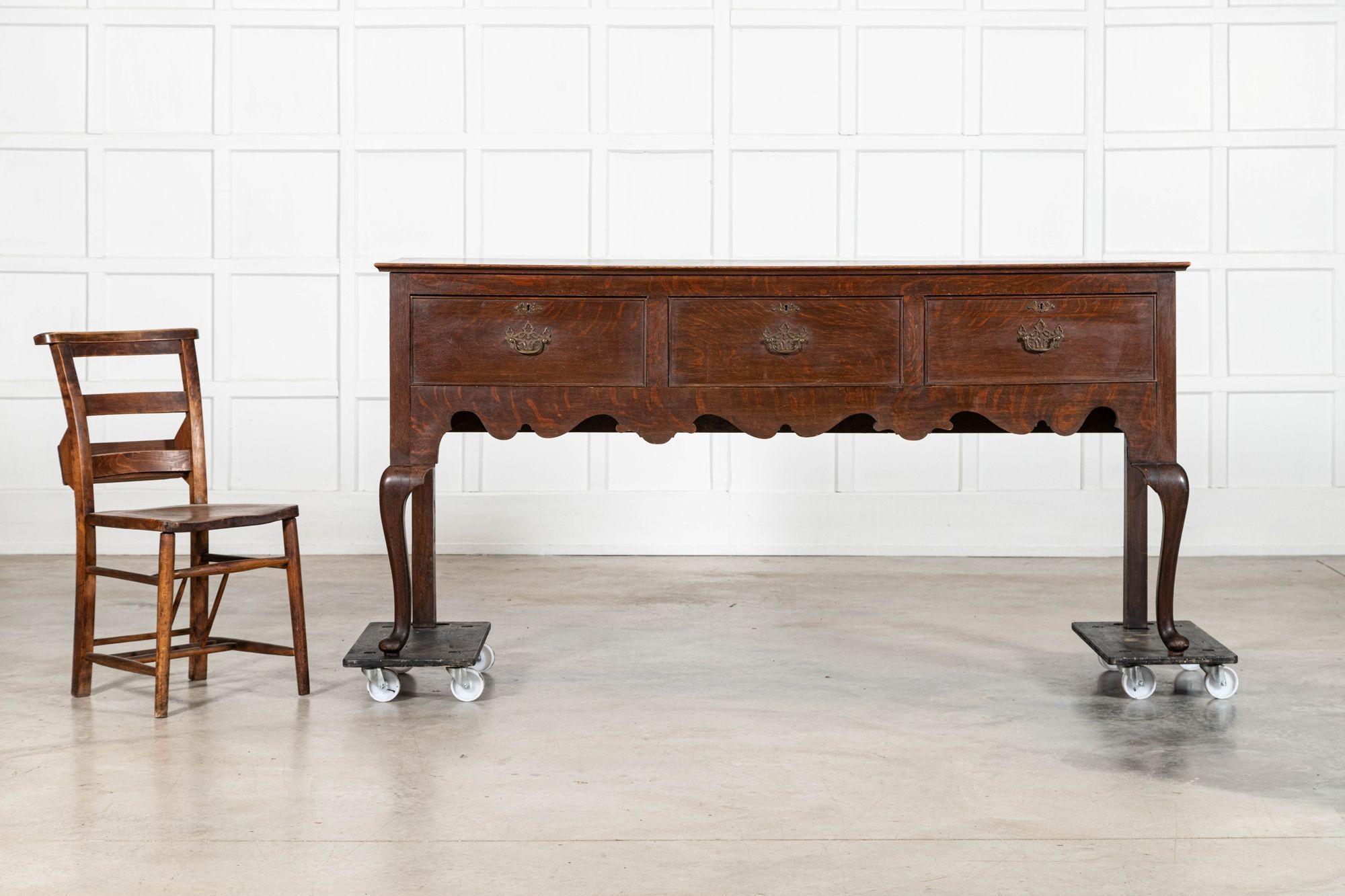 Base de cómoda inglesa de roble del siglo XIX en venta 2