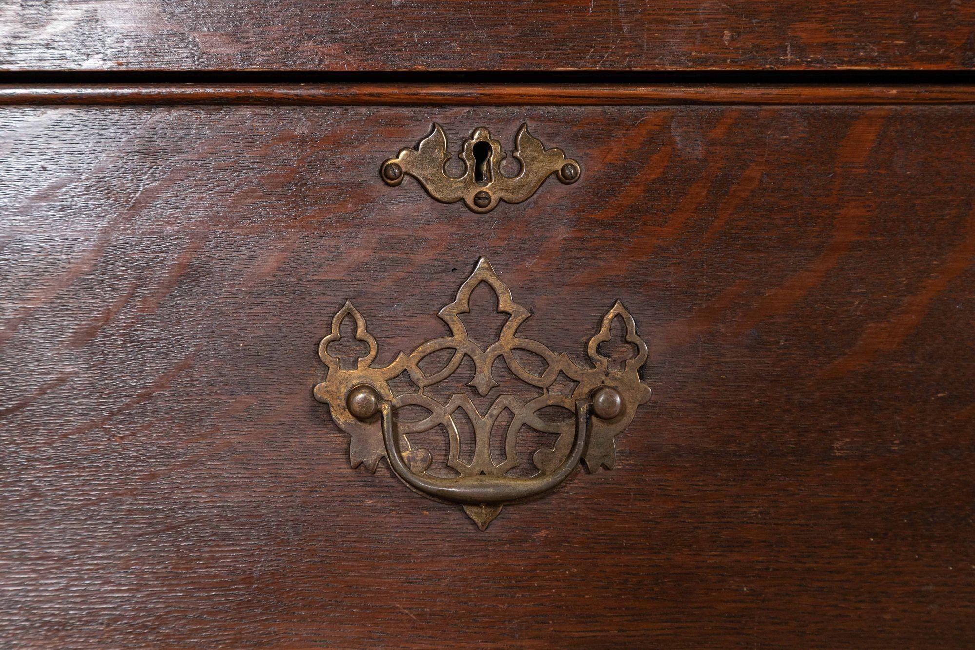 Base de cómoda inglesa de roble del siglo XIX en venta 5