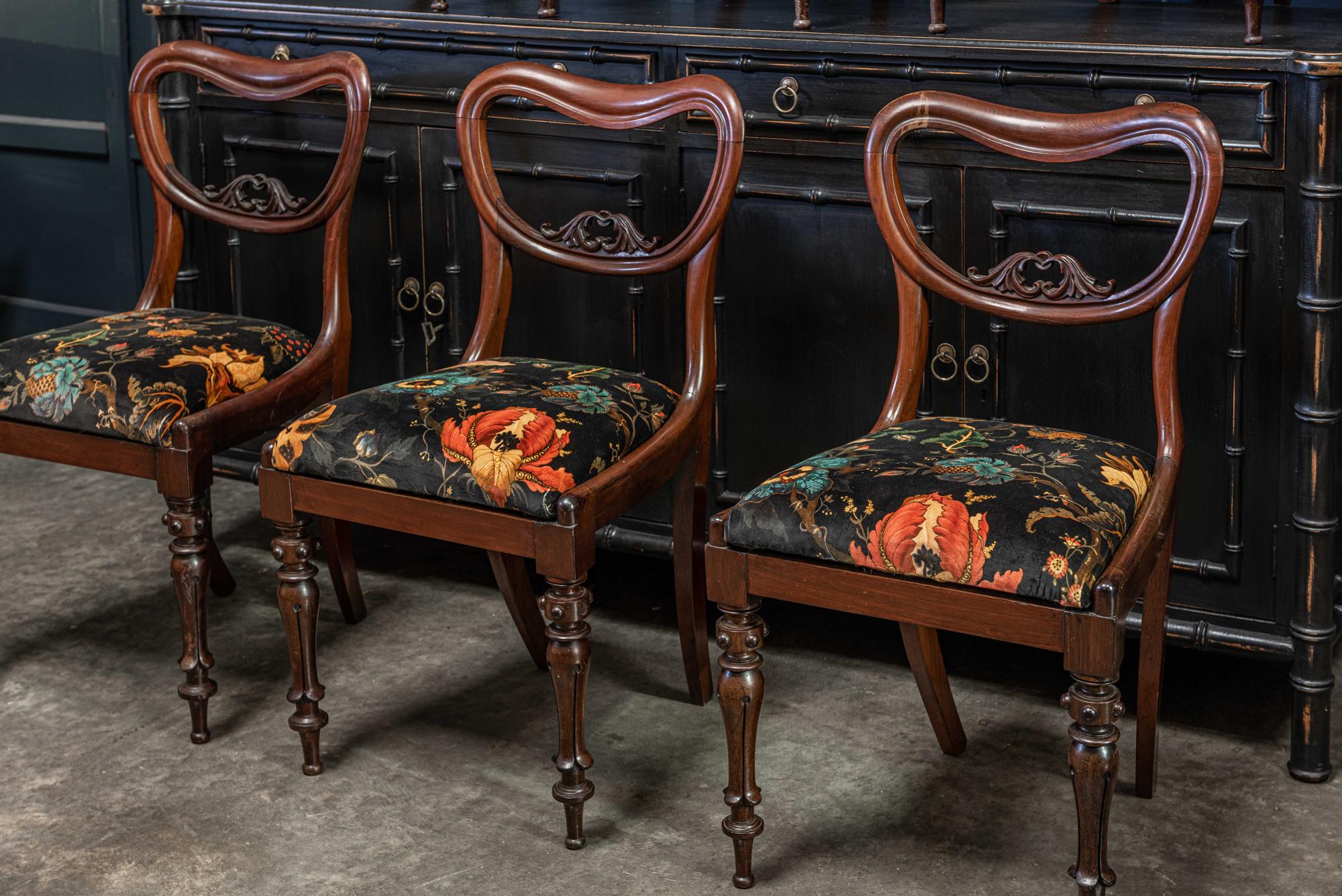 English 19th century set of 6 rosewood upholstered chairs,
circa 1870.

Set of 6 excellent quality rosewood balloon back upholstered dining chairs.

Upholstered in Artemis Velvet.

Measures: W 47 x D 45 x H 85cm

Seat height 50cm.