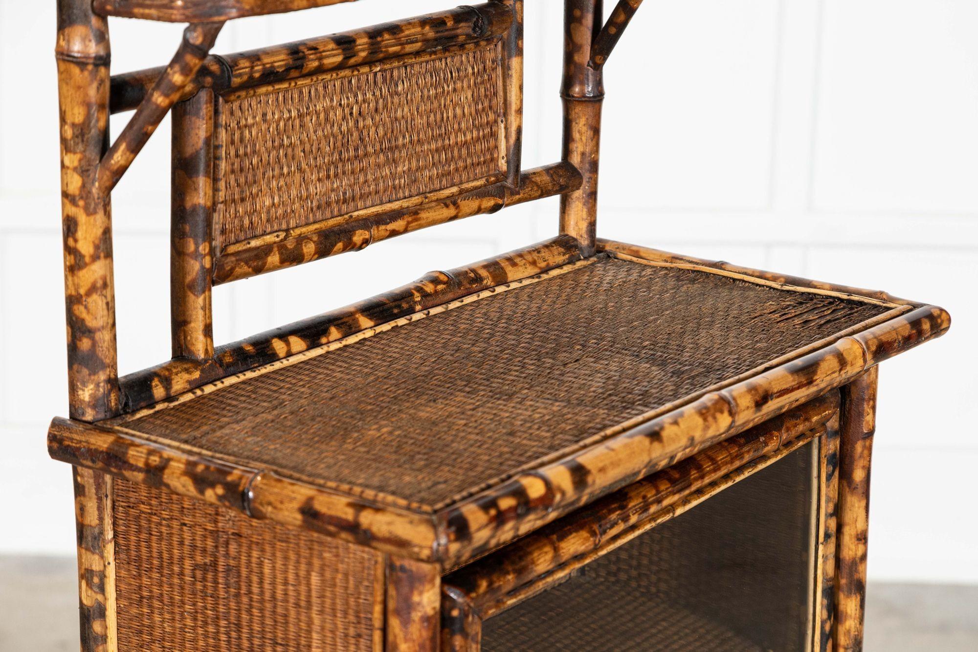 Armadio alto in bambù smaltato inglese del XIX secolo in vendita 6