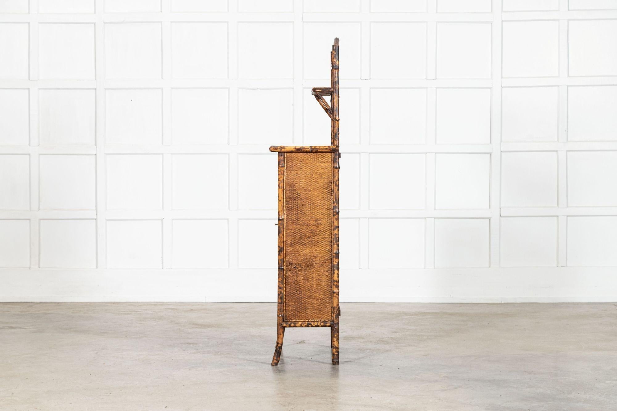 Armadio alto in bambù smaltato inglese del XIX secolo in vendita 7