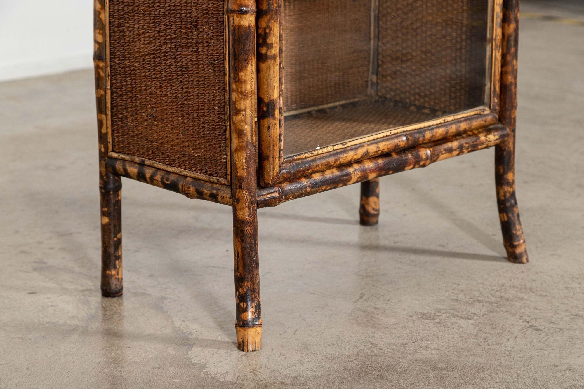 Armadio alto in bambù smaltato inglese del XIX secolo in vendita 8