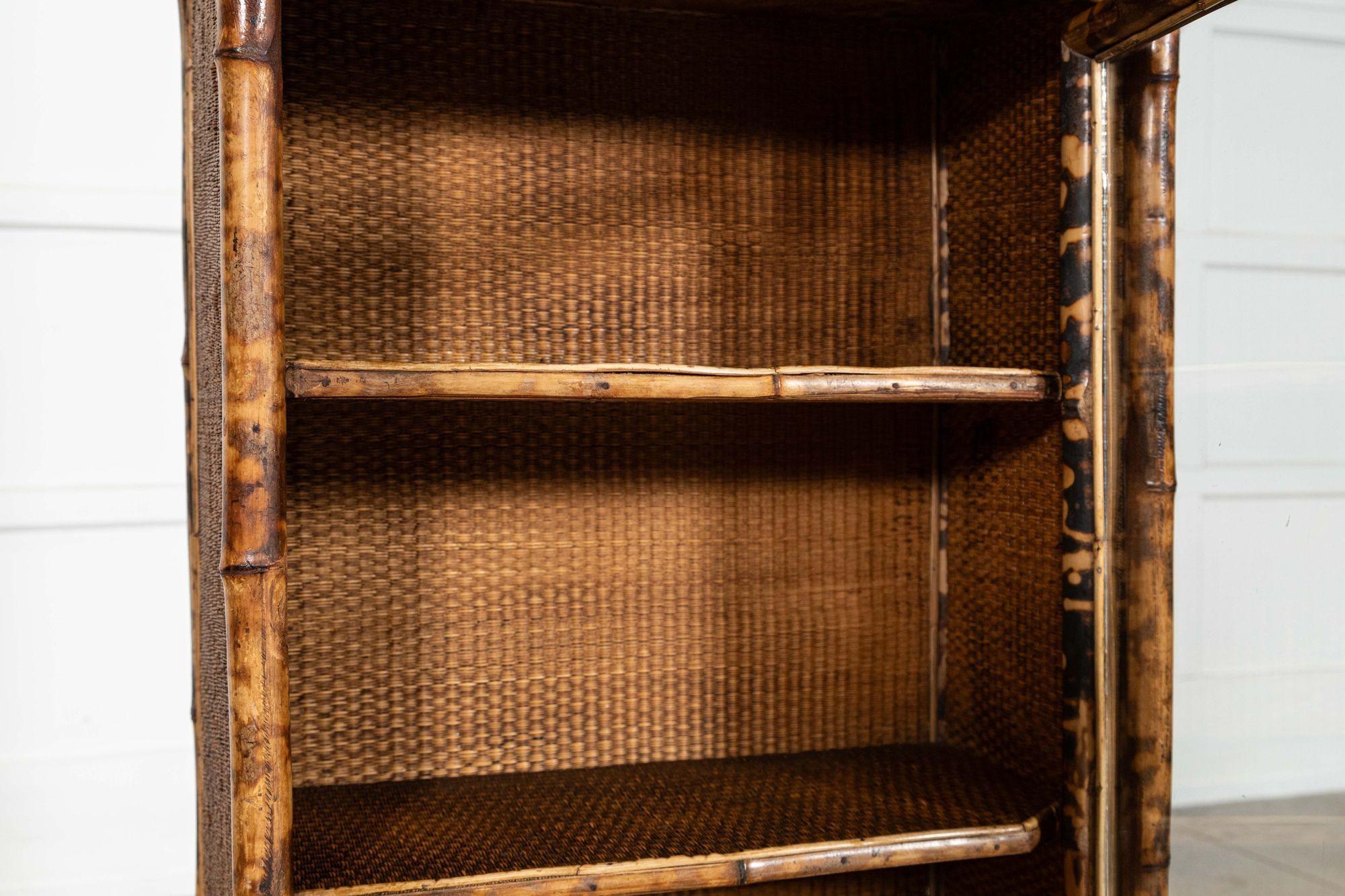 Armadio alto in bambù smaltato inglese del XIX secolo in vendita 9