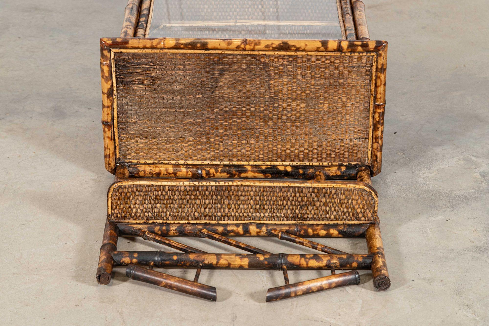 Armadio alto in bambù smaltato inglese del XIX secolo in vendita 11