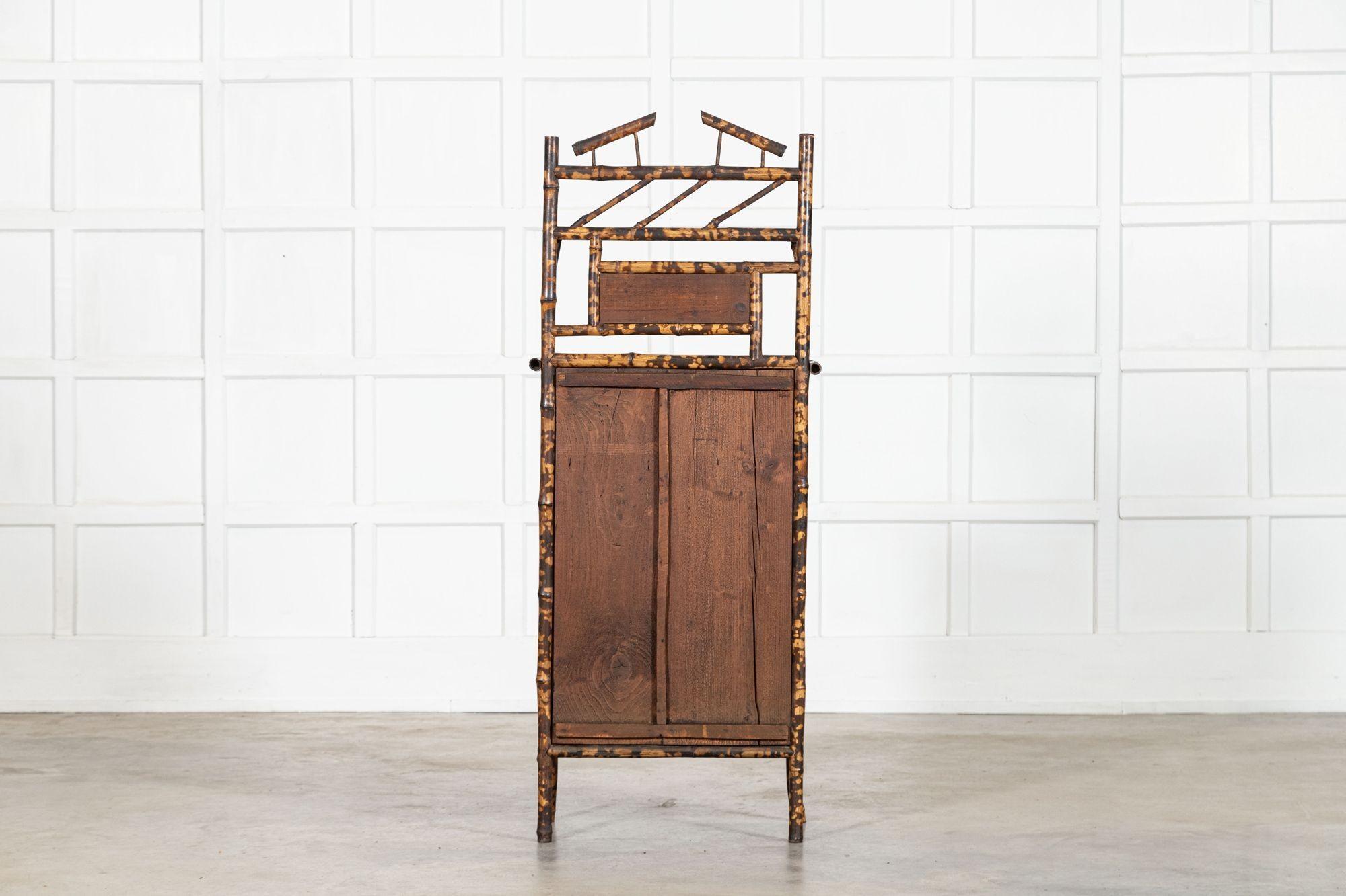 Armadio alto in bambù smaltato inglese del XIX secolo in vendita 12