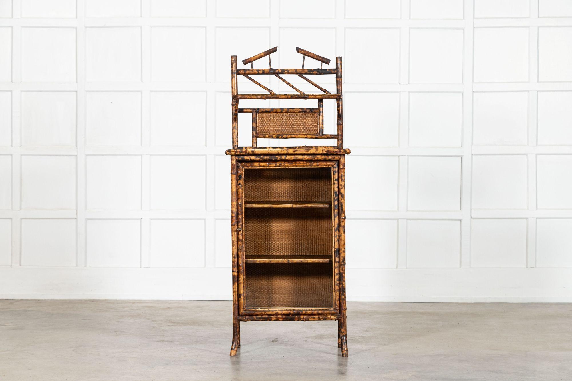 circa 1880
Armadio alto in bambù smaltato inglese del XIX secolo
sku 2142
W59 x D31 x H149 cm
Profondità interna del ripiano 23 cm
Peso 15Kg