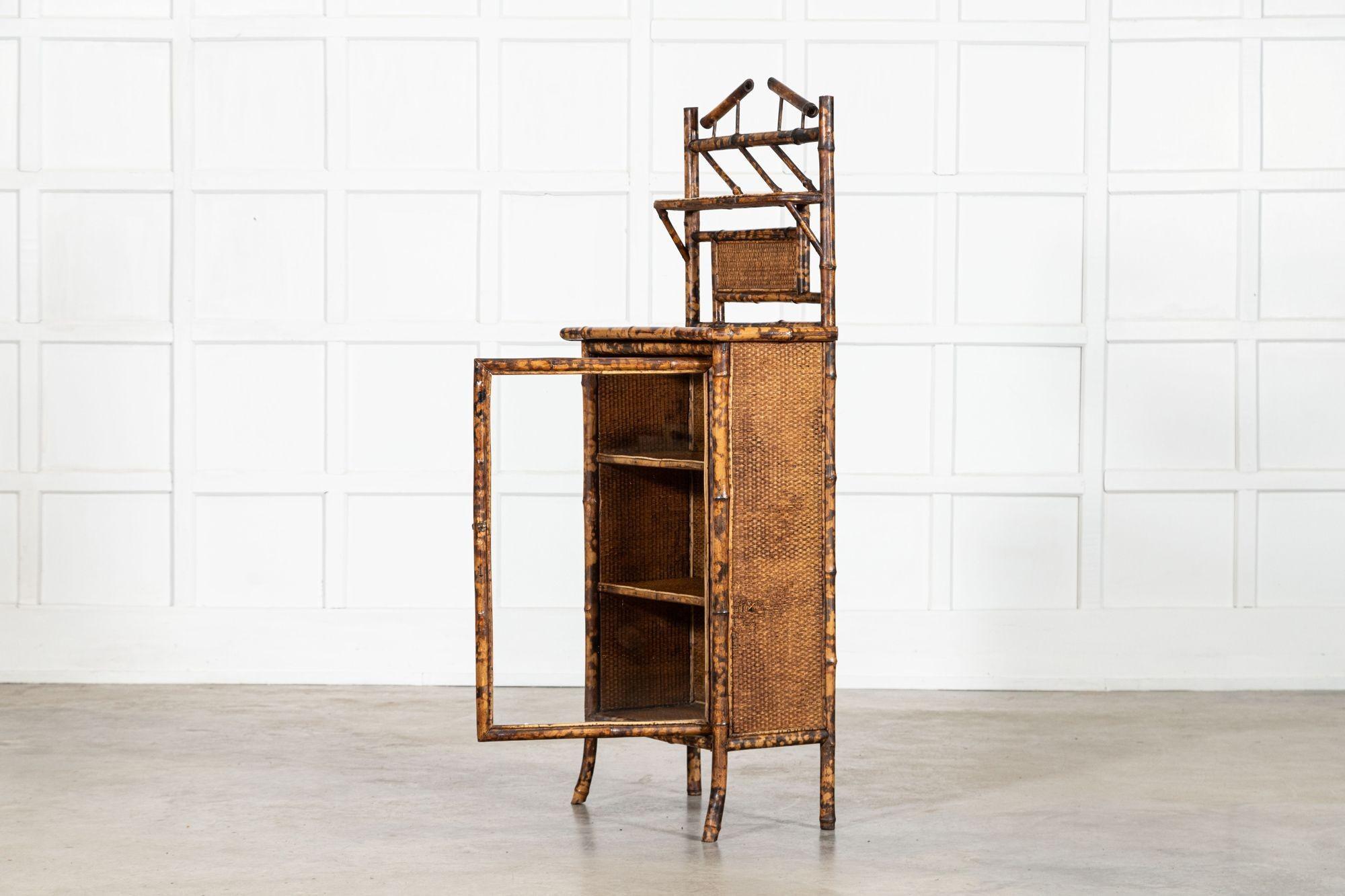 Bambù Armadio alto in bambù smaltato inglese del XIX secolo in vendita