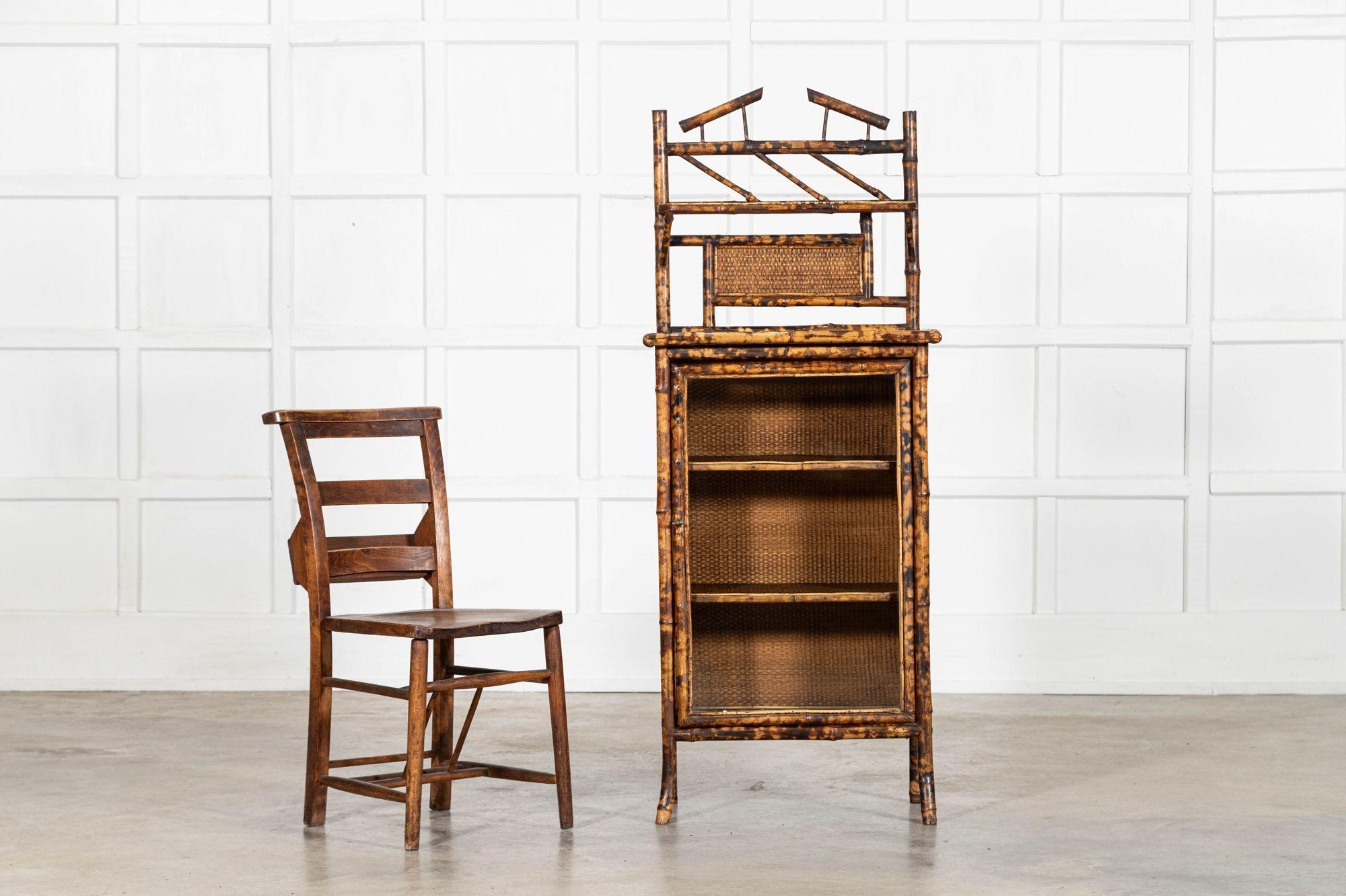 Armadio alto in bambù smaltato inglese del XIX secolo in vendita 2