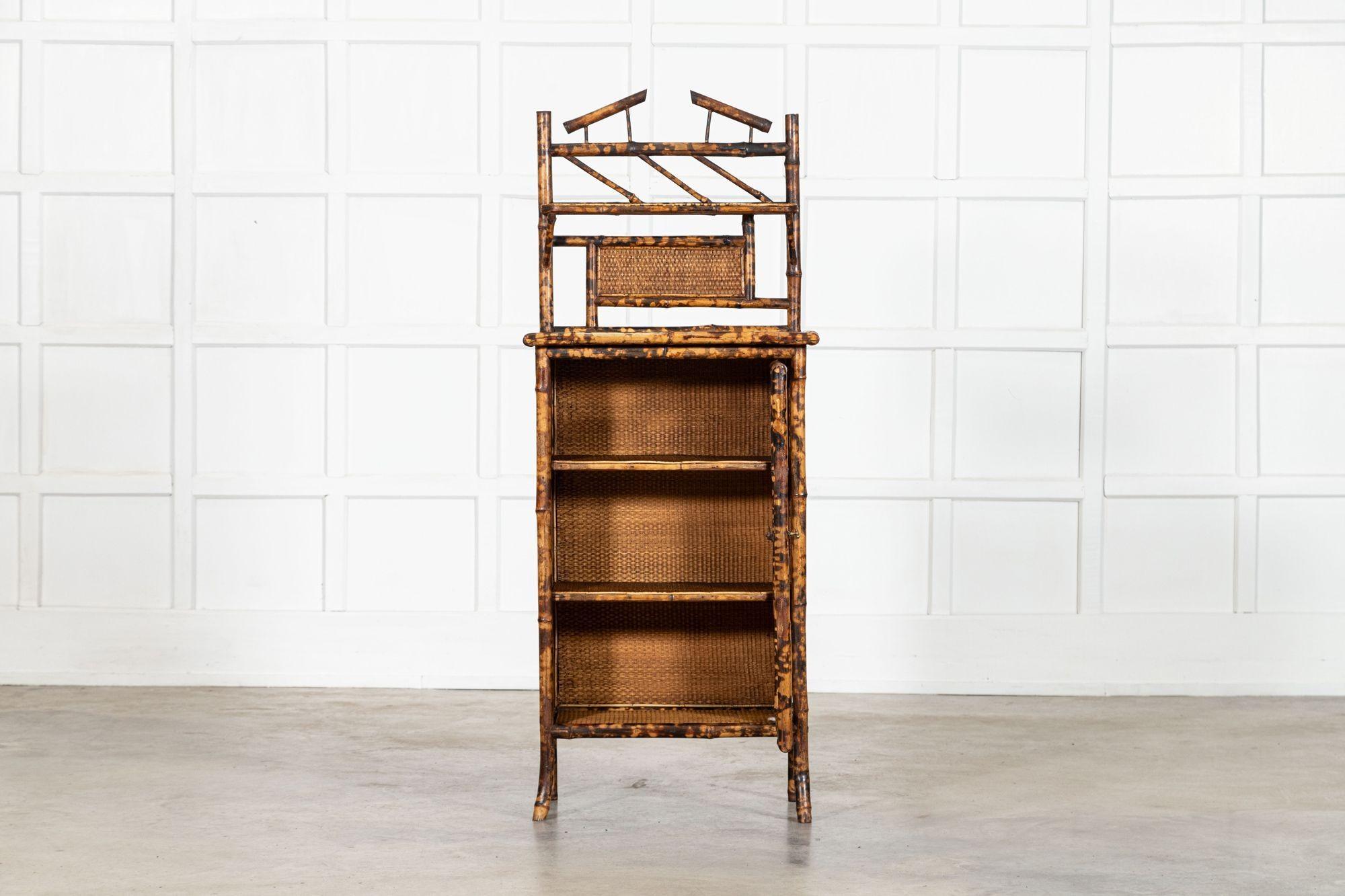 Armadio alto in bambù smaltato inglese del XIX secolo in vendita 3