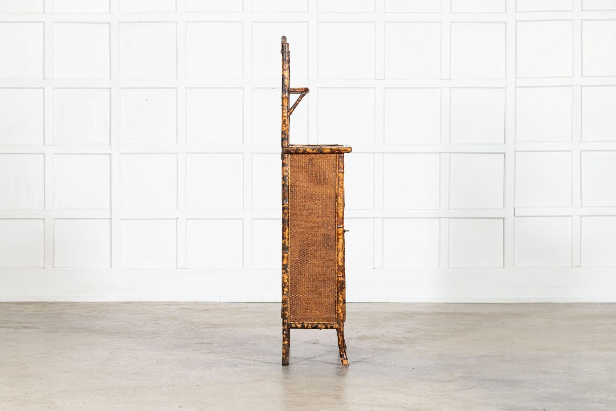 Armadio alto in bambù smaltato inglese del XIX secolo in vendita 5