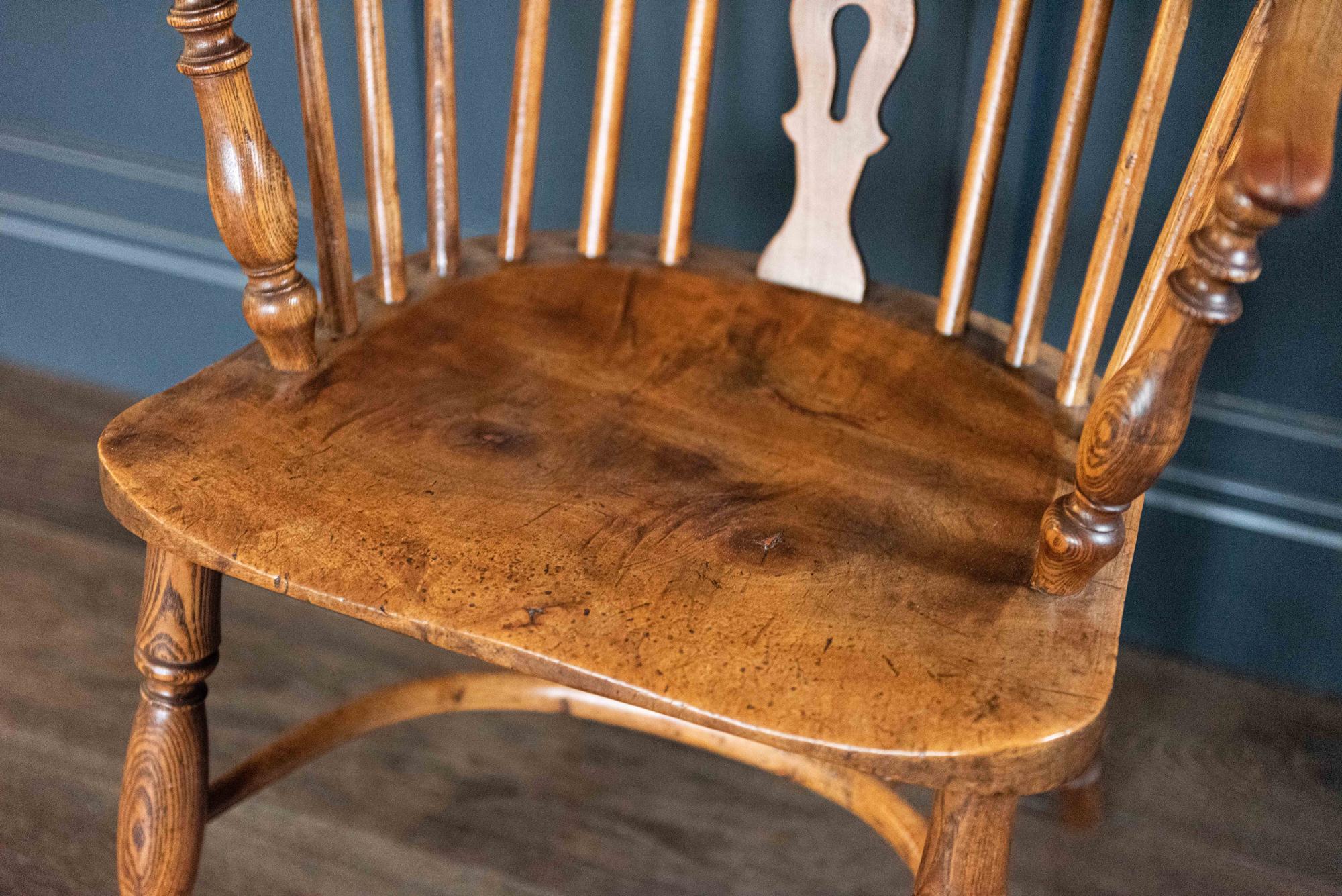 English 19th century Windsor chair
circa 1835.

Windsor arm chair with open fret splats with turned supports and legs with crinoline stretcher.
Ash with Elm seats, lovely wear, colour and patina.

Measures: H 87 x 47.5 W x D 50 S/H 45cm.