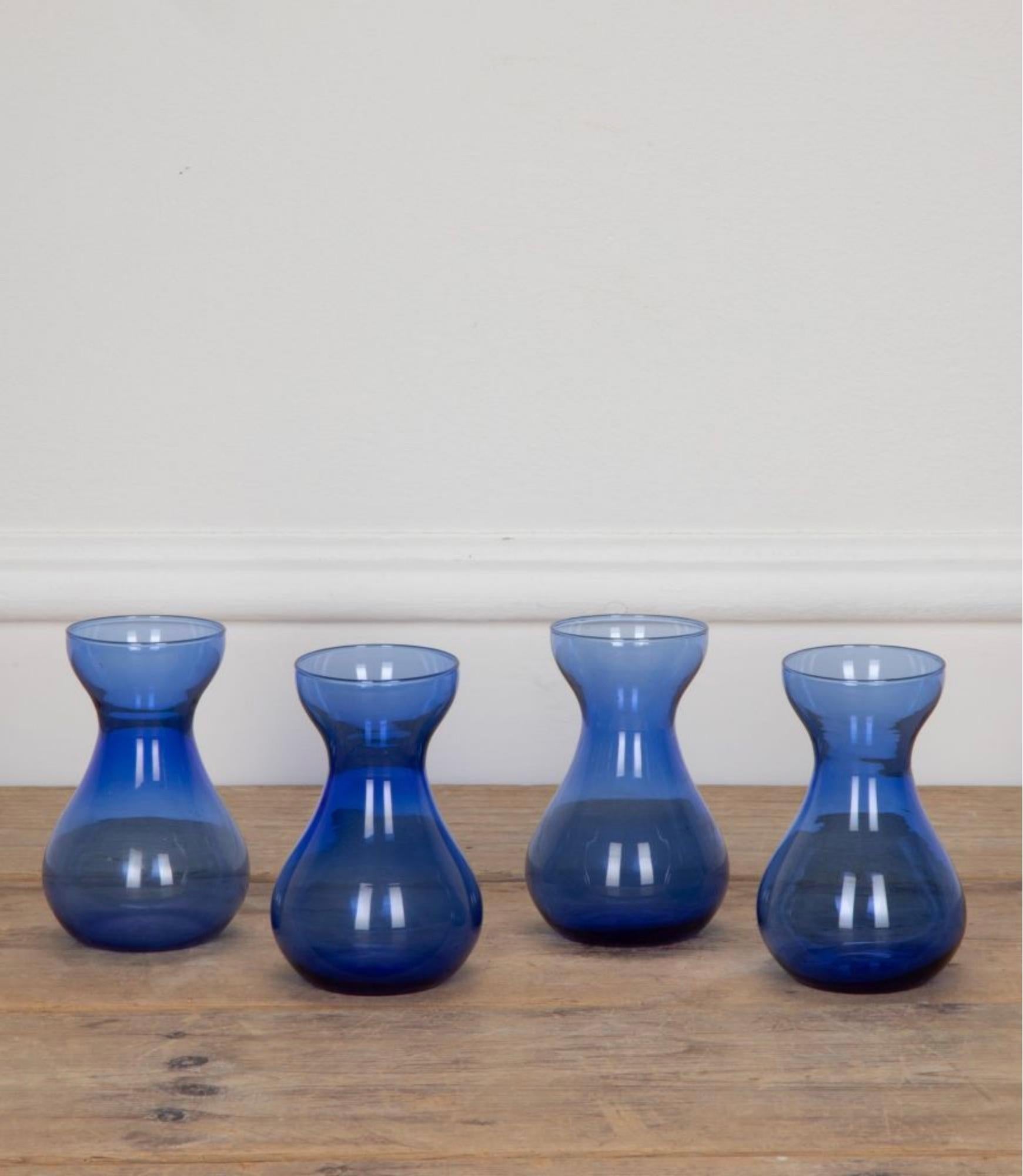 Selezione di vasi di giacinti in vetro blu inglese in perfette condizioni.
Circa 1930.
Prezzo individuale.