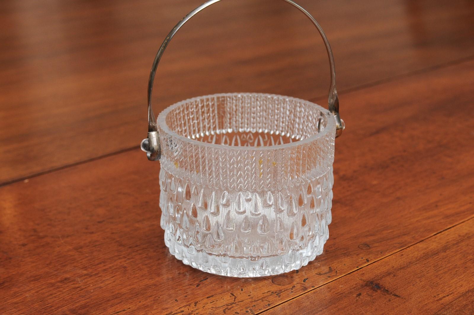 English 20th Century Cut Glass Ice Bucket with Silver Spoon and Teardrop Motifs In Good Condition In Atlanta, GA
