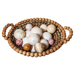 Panier décoratif anglais du 20ème siècle en perles de bois avec assortiment de boules