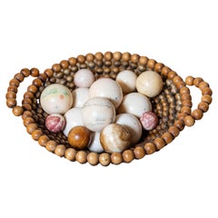 Cesta decorativa inglesa de cuentas de madera del siglo XX con surtido de bolas