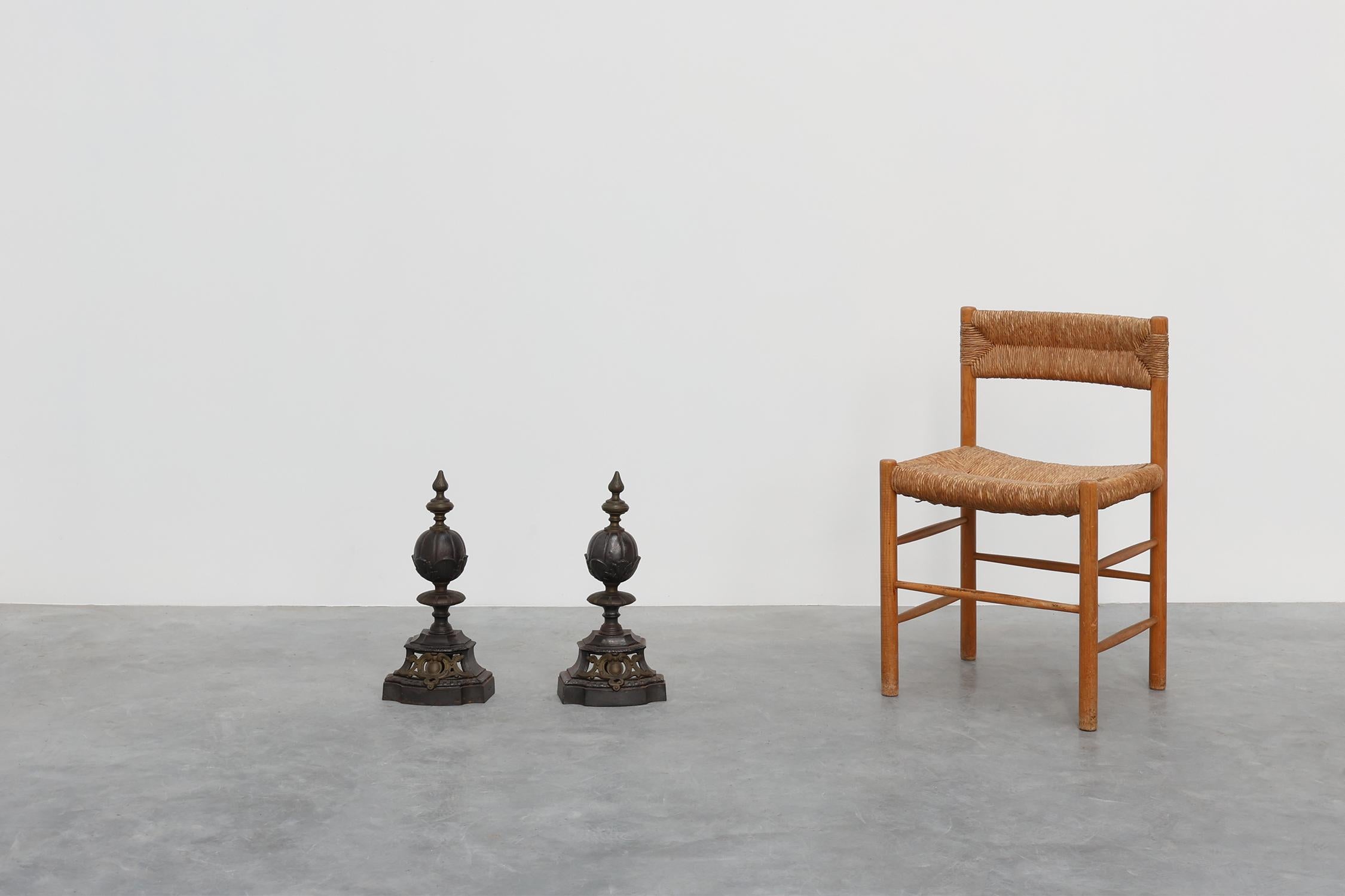 United Kingdom / 1950 / 2 firedogs / metal / Charles II

Set of two turned solid brass and wrought iron baluster shaped firedogs of elegant proportions and fine quality. Richly decorated and featuring a spherical crown with a flame on top in a