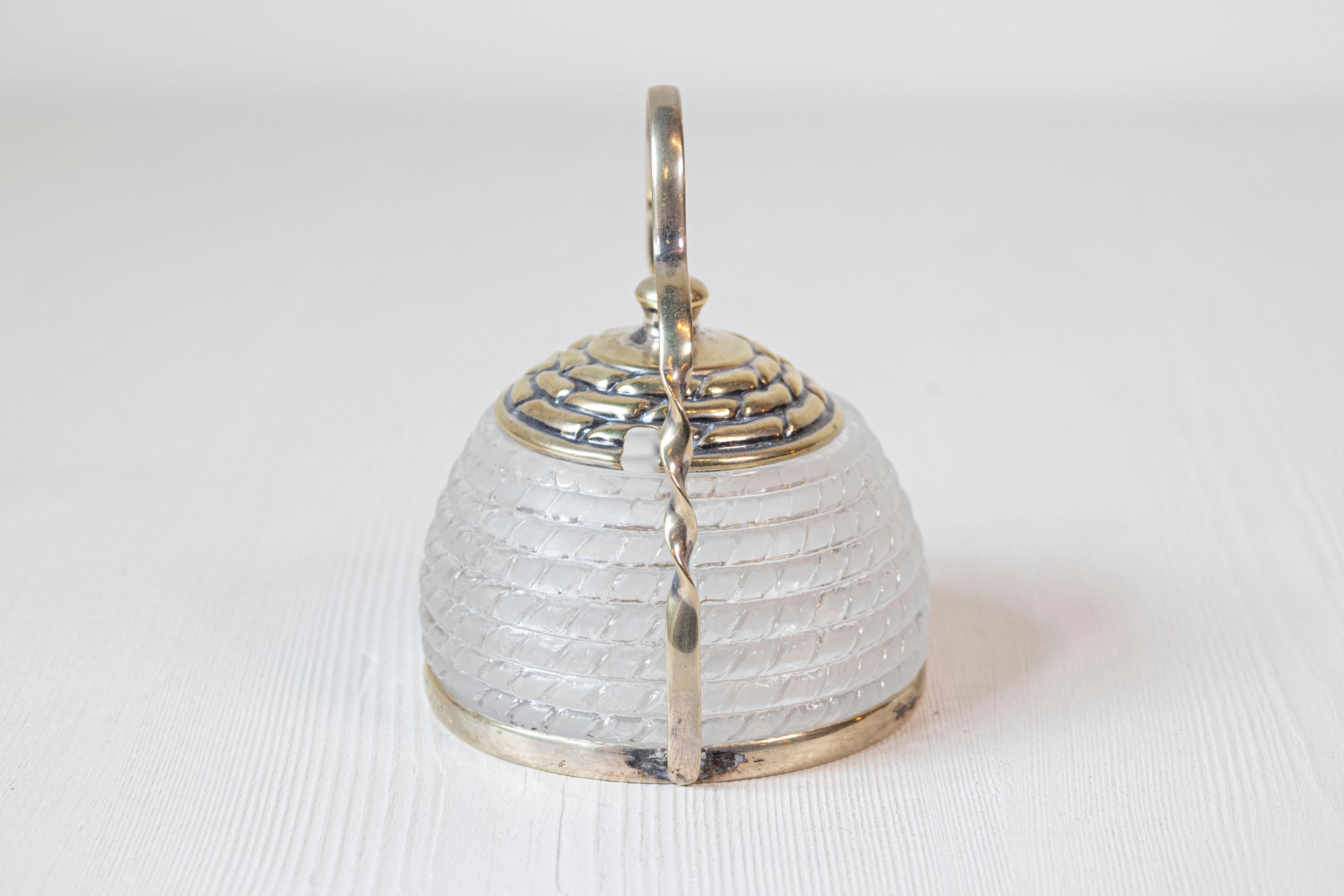 Recipiente inglés del siglo XX de vidrio esmerilado y tapa de plata con asa grande Inglés en venta