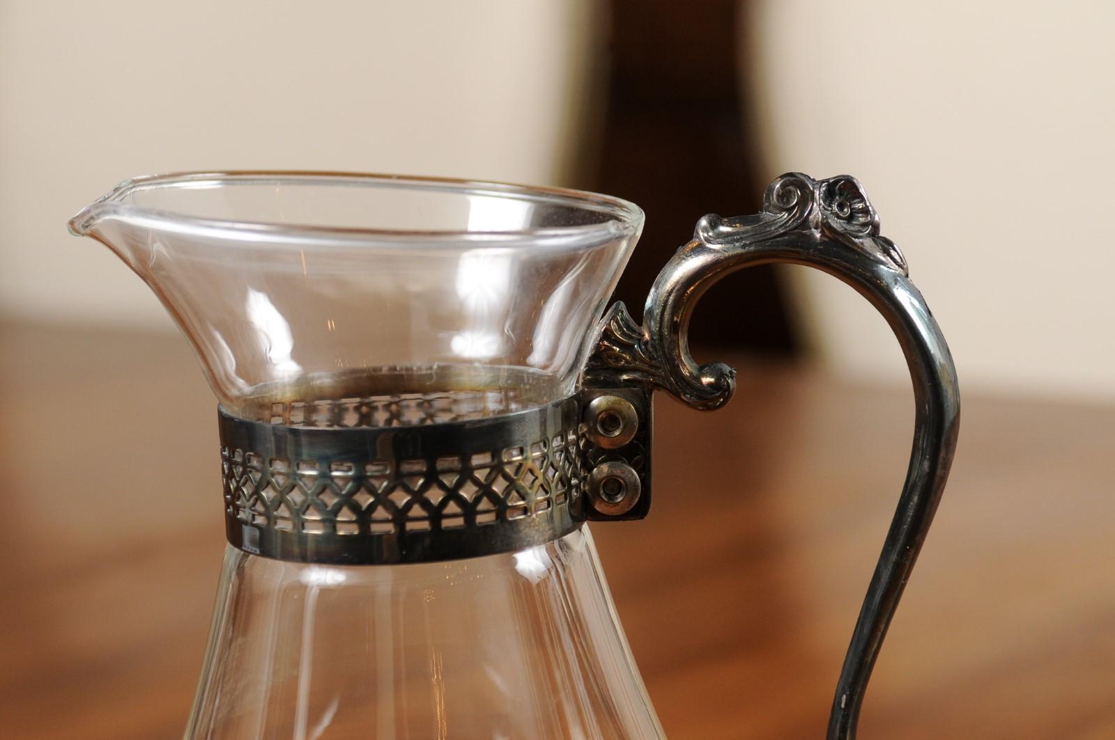 Carafe en verre anglaise du XXe siècle avec cou, poignée et boucle en argent en vente 4