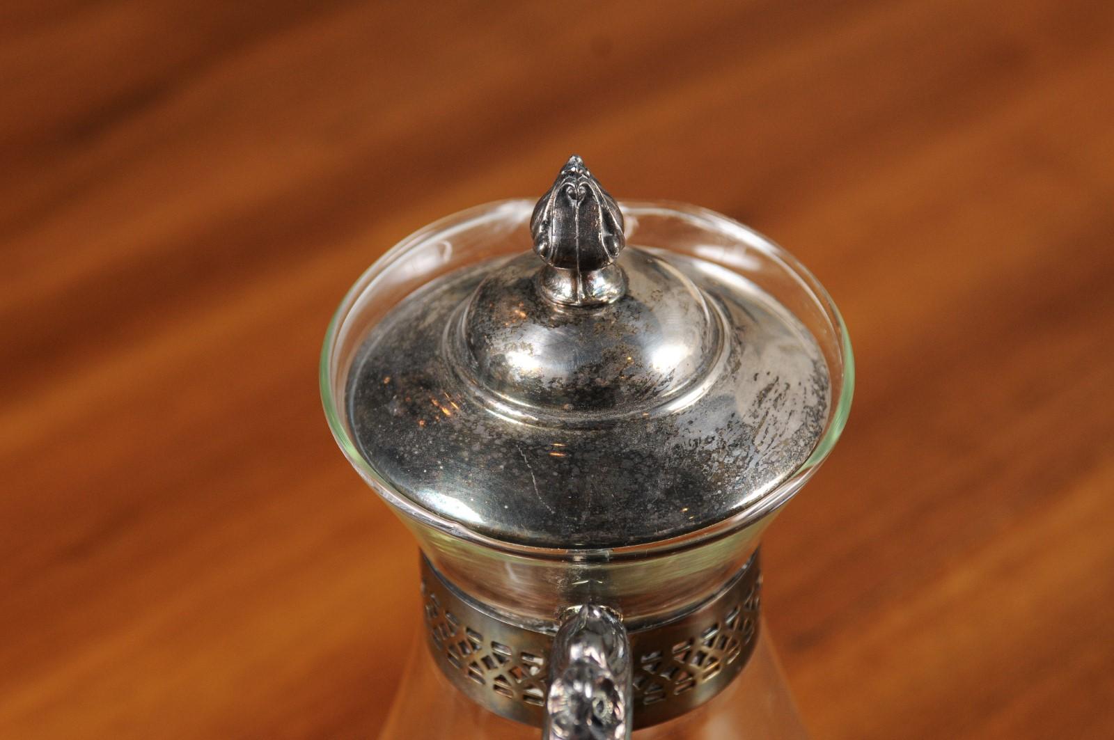 Carafe en verre anglaise du XXe siècle avec cou, poignée et boucle en argent en vente 5