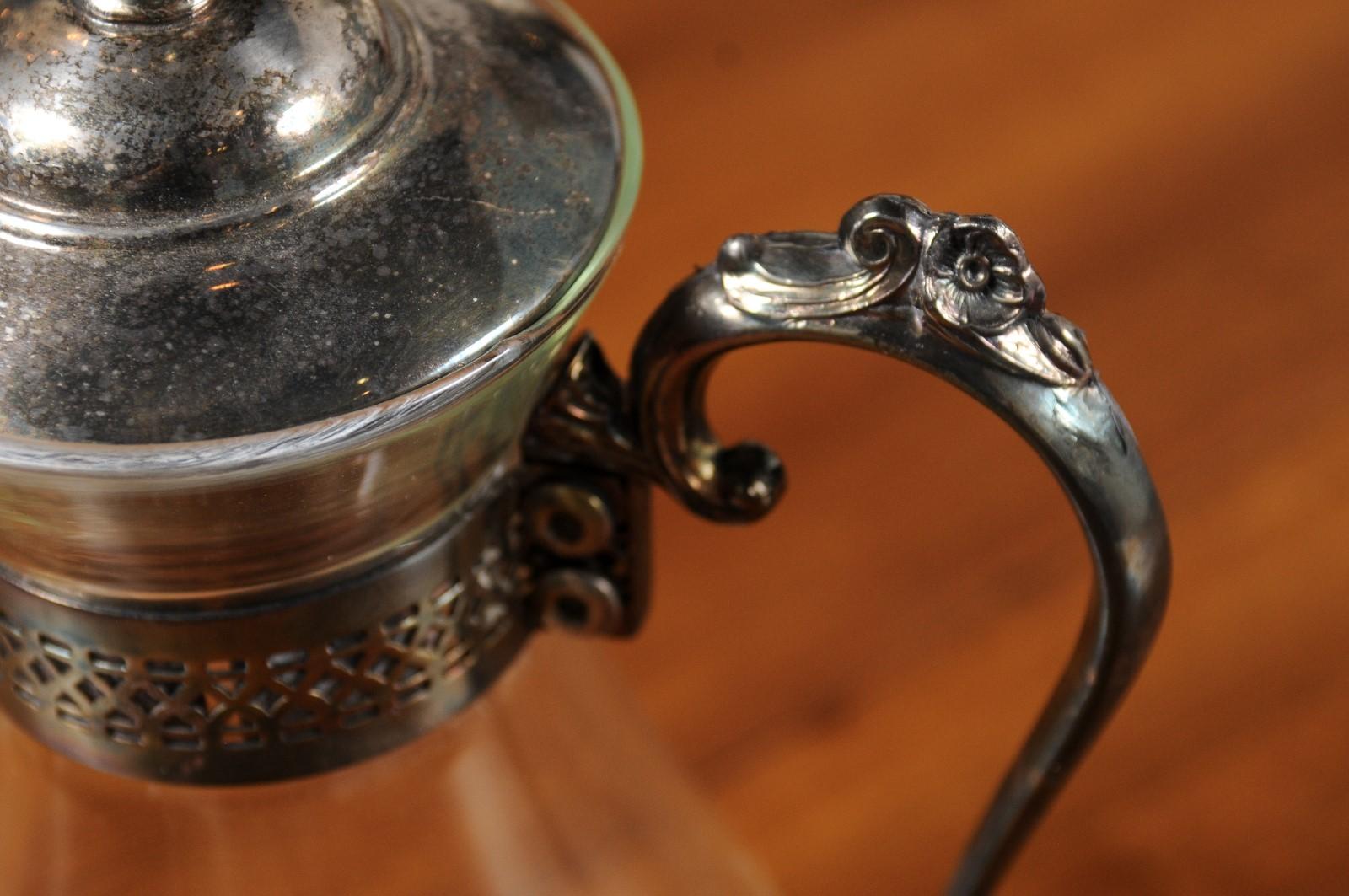 Carafe en verre anglaise du XXe siècle avec cou, poignée et boucle en argent en vente 6