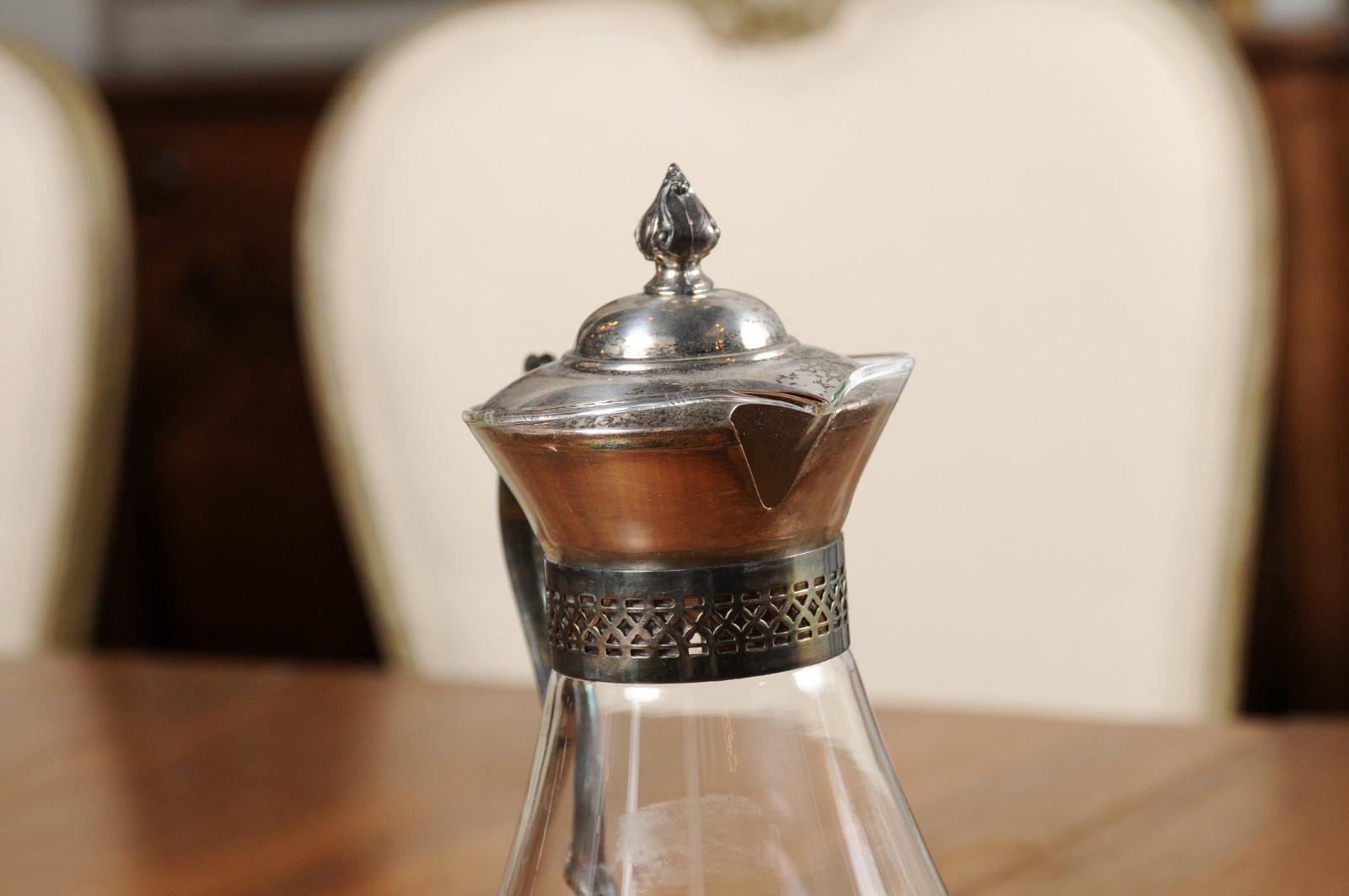 Carafe en verre anglaise du XXe siècle avec cou, poignée et boucle en argent Bon état - En vente à Atlanta, GA