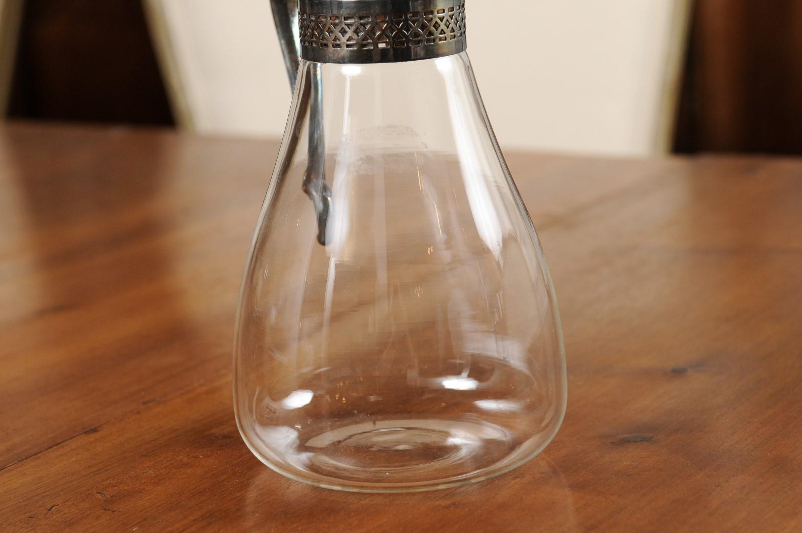 20ième siècle Carafe en verre anglaise du XXe siècle avec cou, poignée et boucle en argent en vente