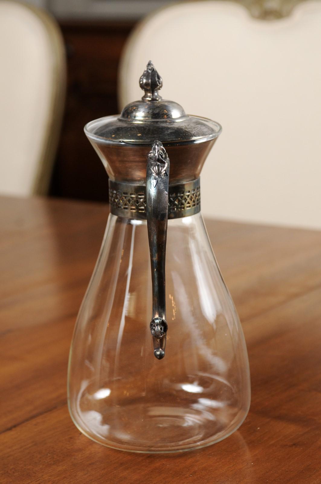 Carafe en verre anglaise du XXe siècle avec cou, poignée et boucle en argent en vente 1