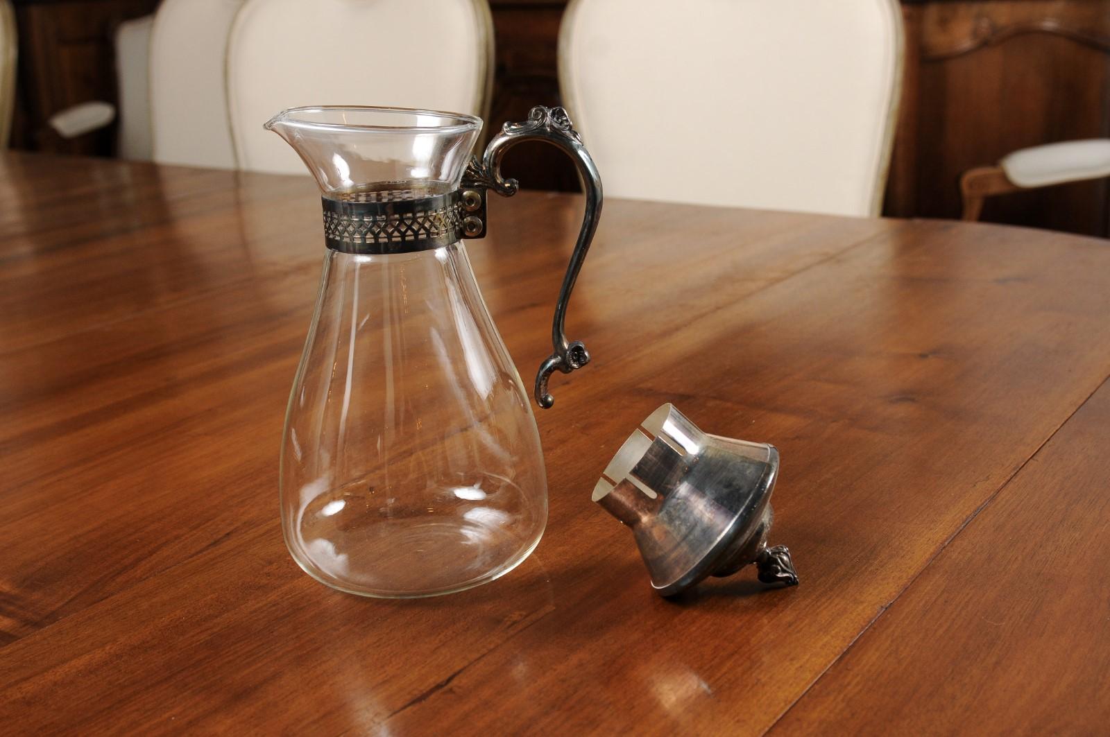 Carafe en verre anglaise du XXe siècle avec cou, poignée et boucle en argent en vente 3