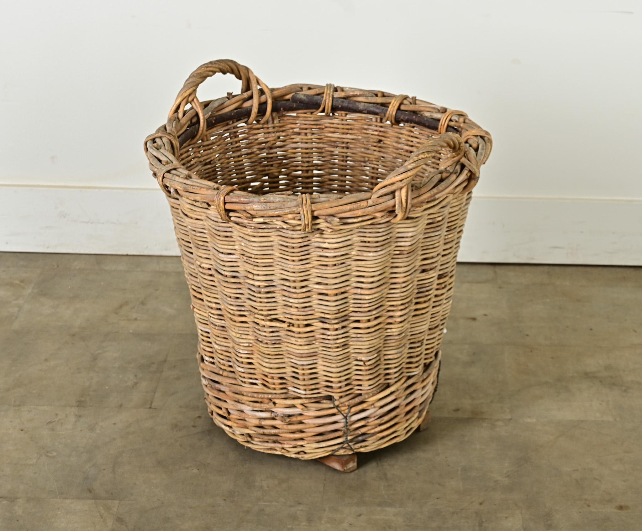 English 20th Century Harvest Basket In Good Condition In Baton Rouge, LA