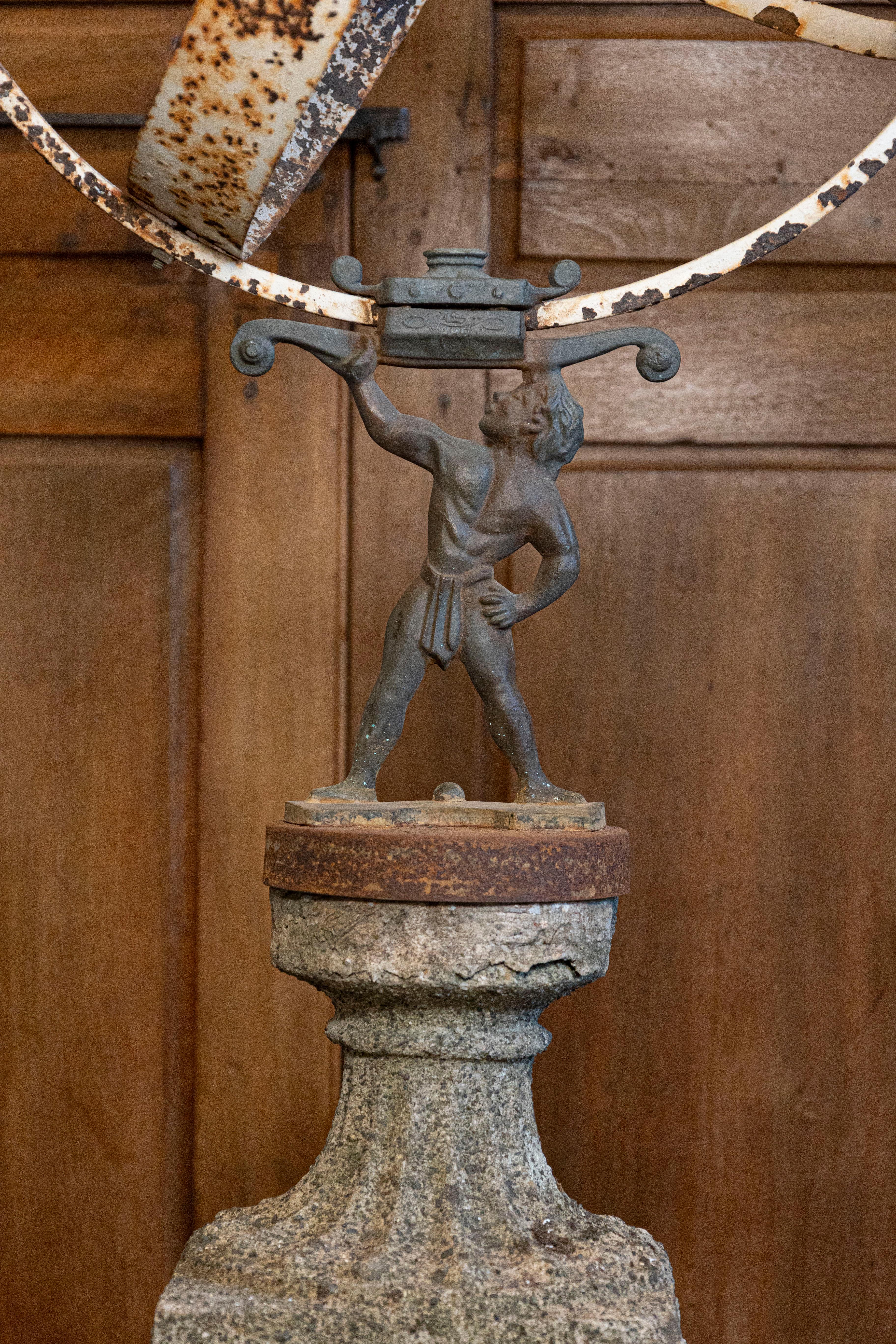 Sculpté Armillaire anglais du 20e siècle dirigé par le Titan Atlas sur piédestal en pierre en vente
