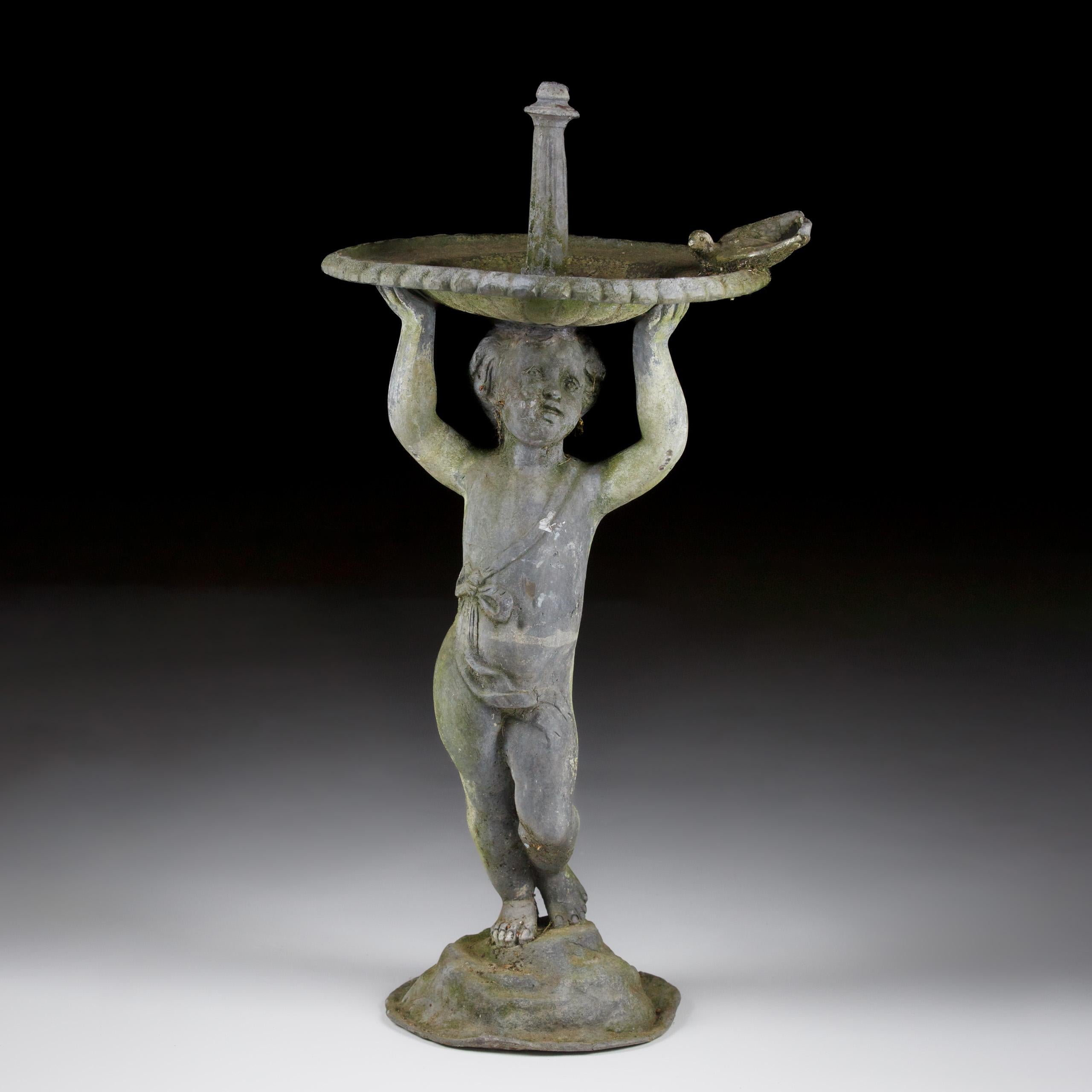 Junge Amor-Bleifontäne. Klassischer Springbrunnen nach dem Modell der Coalbrookdale Foundry aus dem 19. England CIRCA 1950.

Verschleiß und Patinierung wie erwartet.