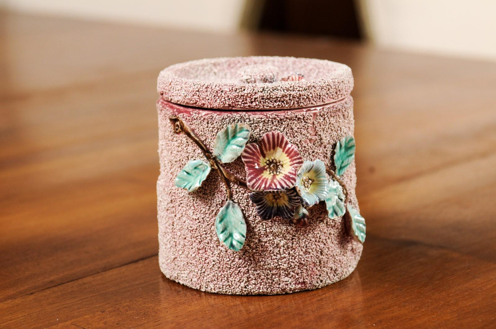 Boîte en poterie anglaise du XXe siècle avec motifs floraux, fond texturé et couvercle en vente 4