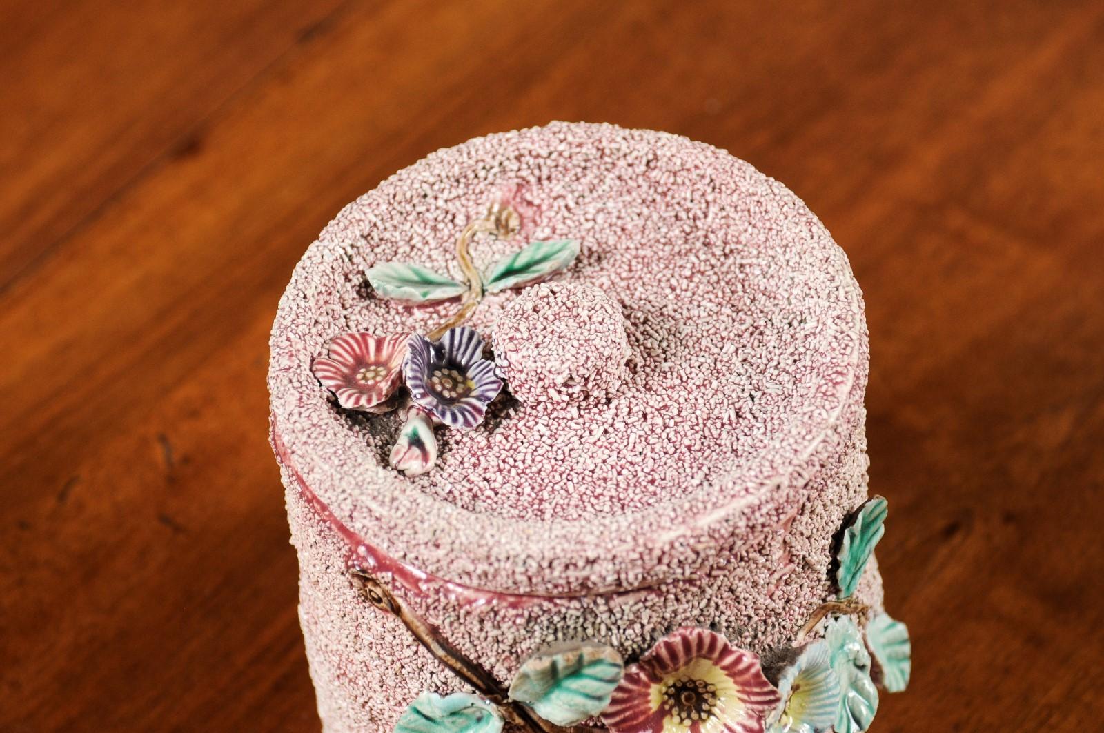 Boîte en poterie anglaise du XXe siècle avec motifs floraux, fond texturé et couvercle Bon état - En vente à Atlanta, GA