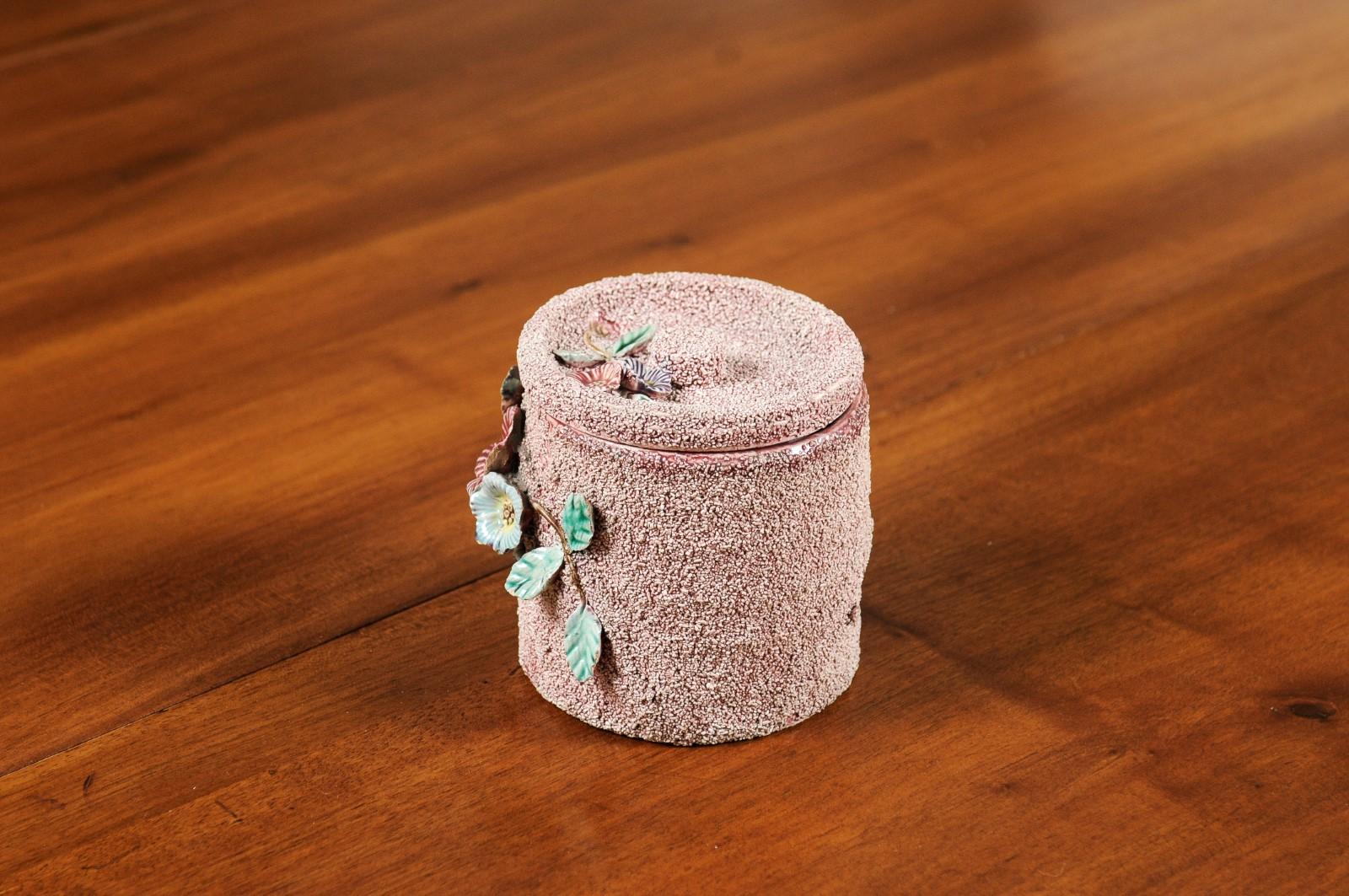 Boîte en poterie anglaise du XXe siècle avec motifs floraux, fond texturé et couvercle en vente 3