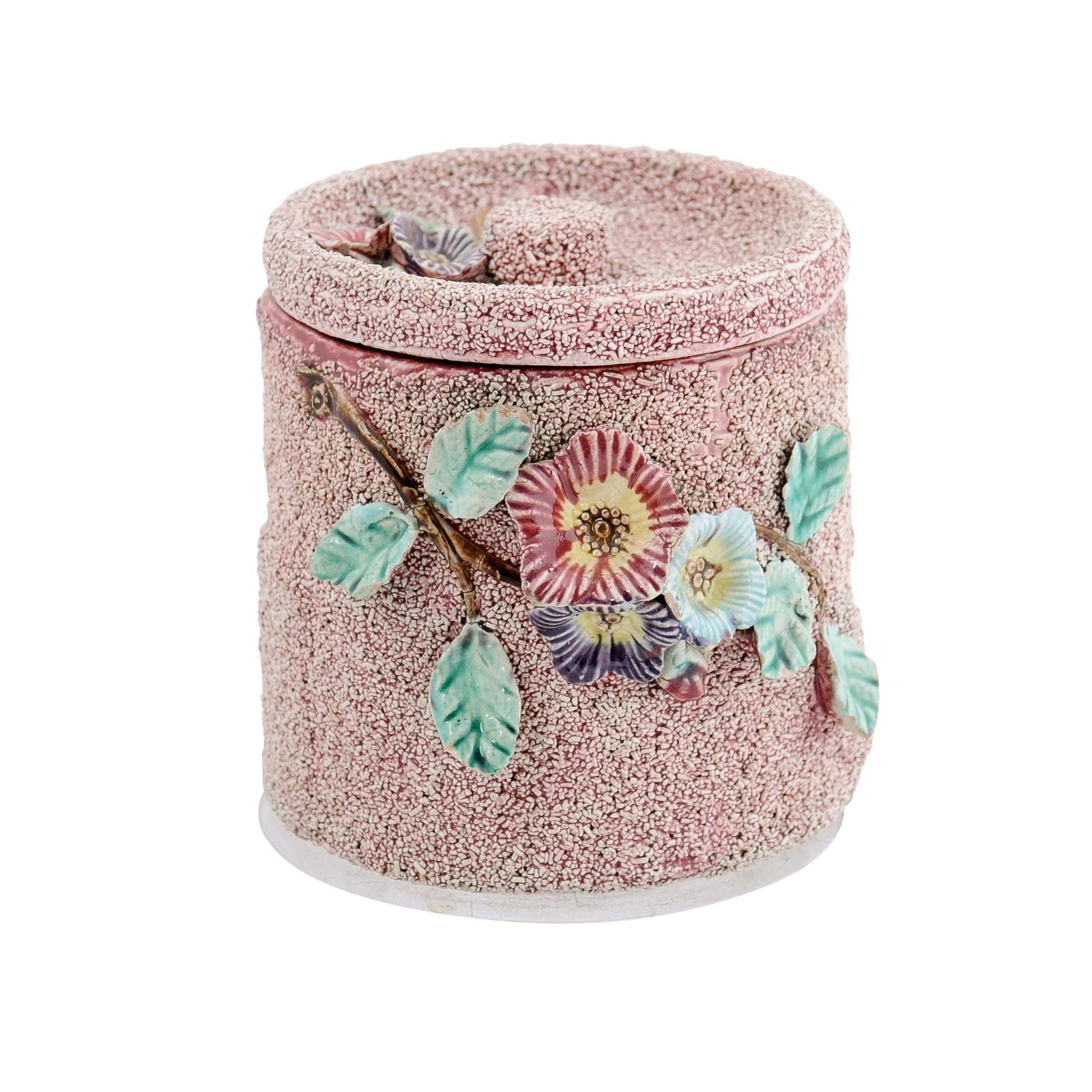 Boîte en poterie anglaise du XXe siècle avec motifs floraux, fond texturé et couvercle