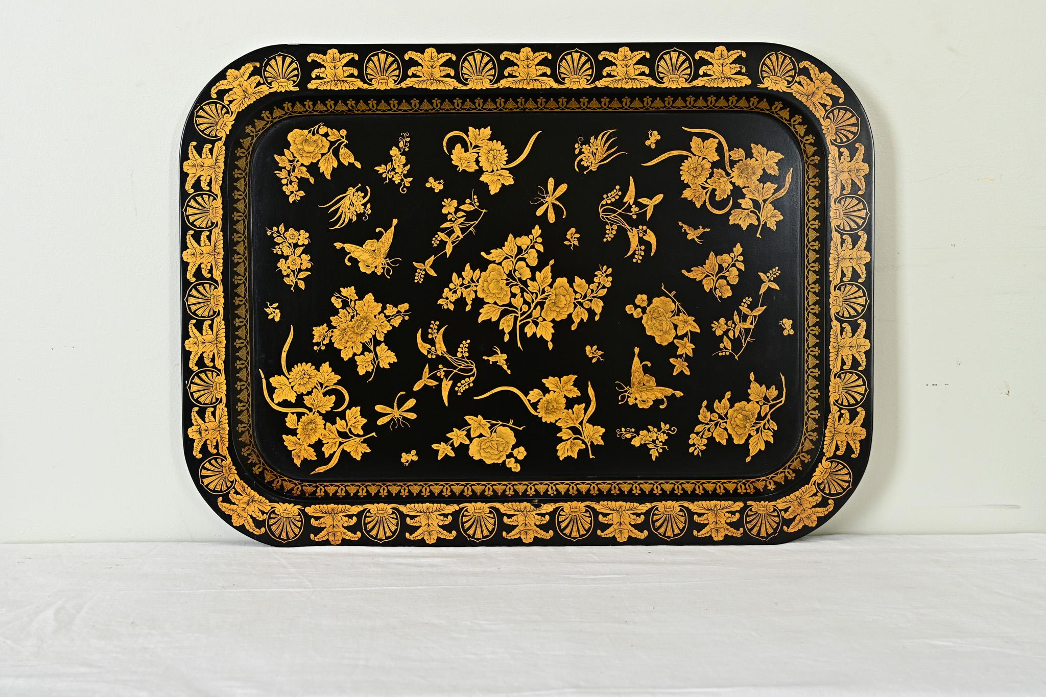 Questo enorme vassoio laccato in cartapesta proveniente dall'Inghilterra, intorno al 1920, cattura lo splendore e l'estro delle più preziose porcellane e lacche Chinoiserie. Motivi dorati e stilizzati di farfalle e libellule intervallati da