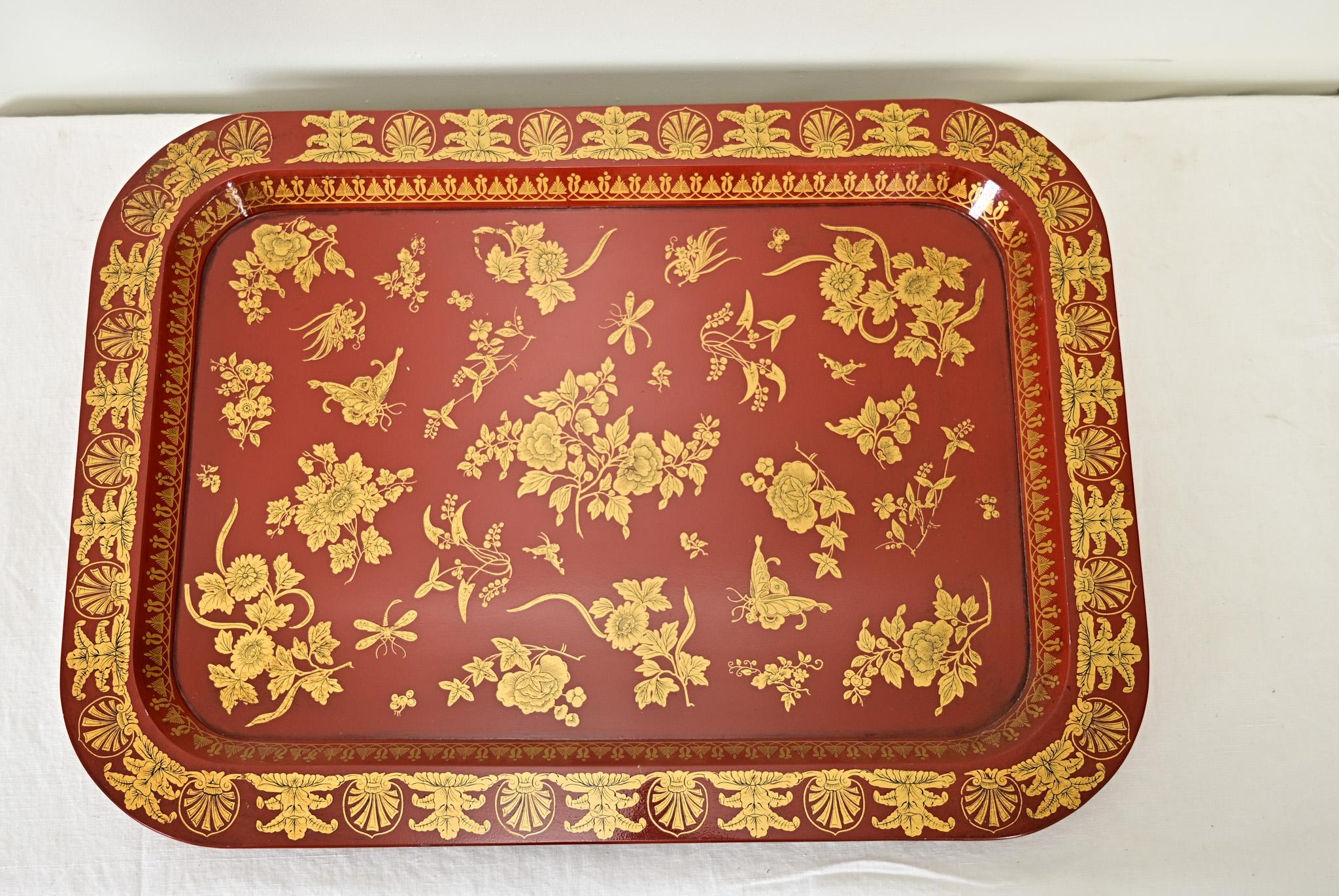 Esta enorme bandeja de papel maché de Inglaterra, de hacia 1920, captura el esplendor y el capricho de la lacería y la porcelana tradicionales de la Chinoiserie en un material menos preciado. Motivos dorados y estilizados de mariposas y libélulas
