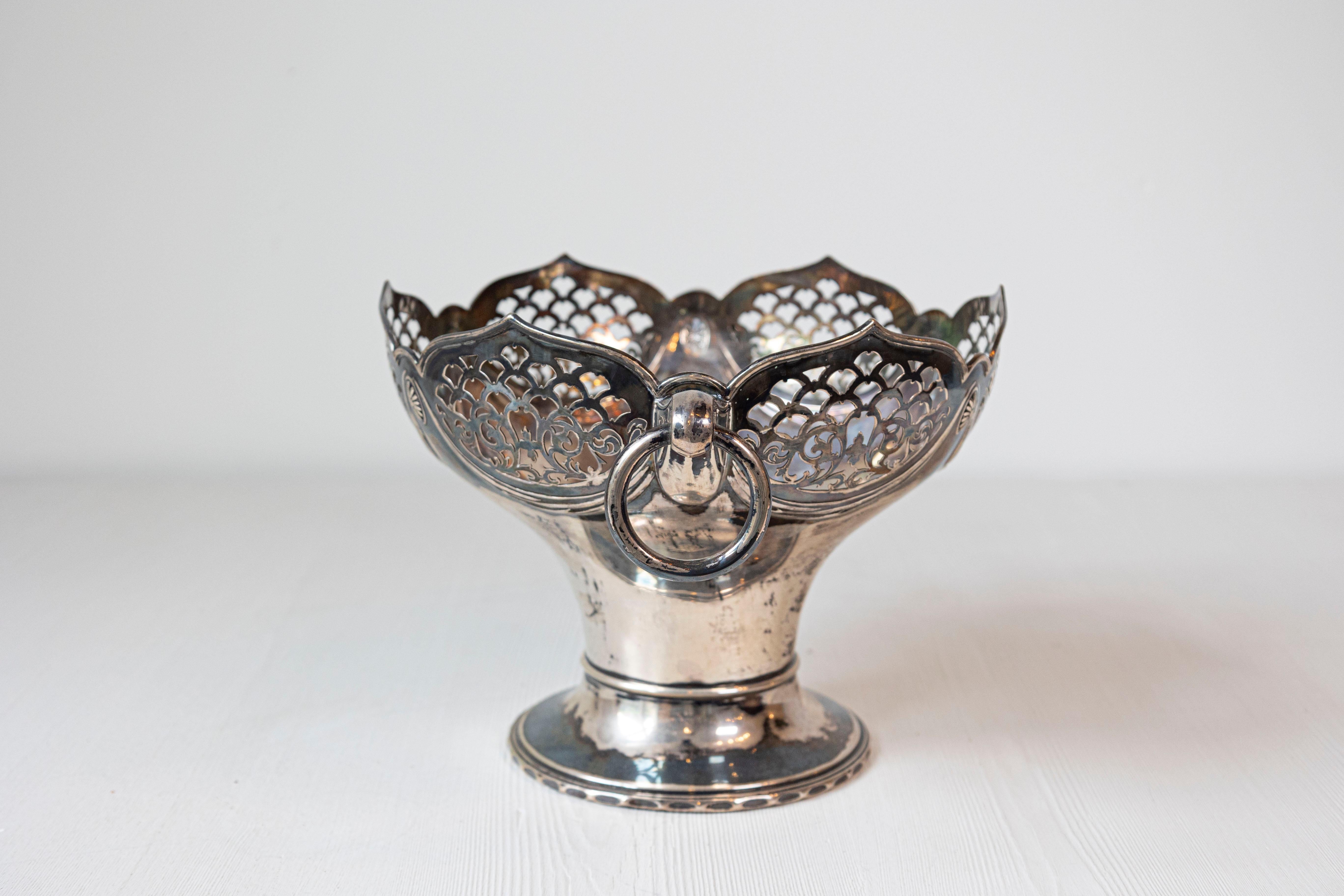 Cuenco decorativo para popurrí plateado inglés del siglo XX con parte superior calada en Bueno estado para la venta en Atlanta, GA