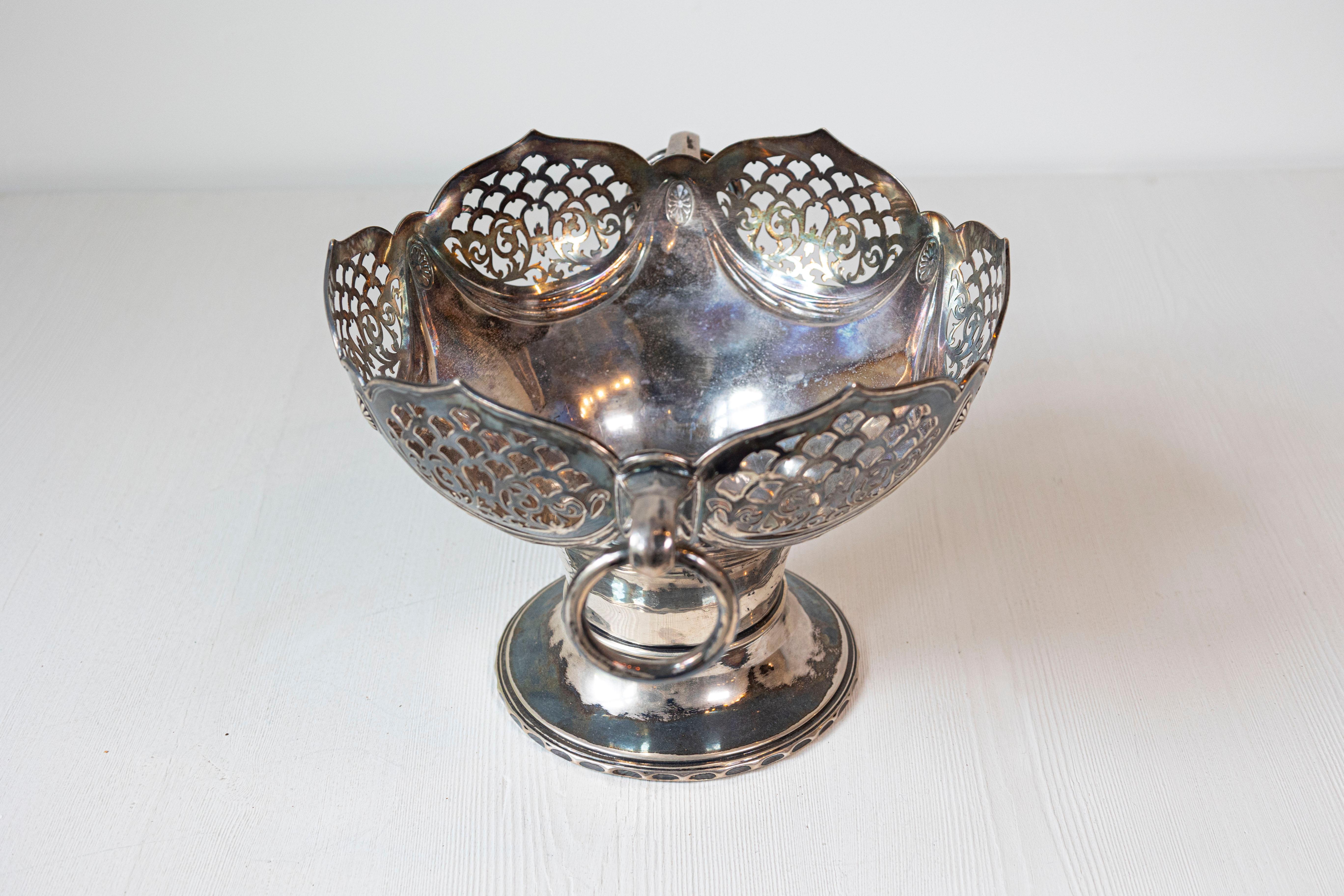 Cuenco decorativo para popurrí plateado inglés del siglo XX con parte superior calada Chapado en plata en venta