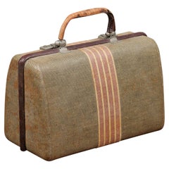 Petite caisse sur valise anglaise du 20ème siècle avec cachet de révélation sur le fermoir