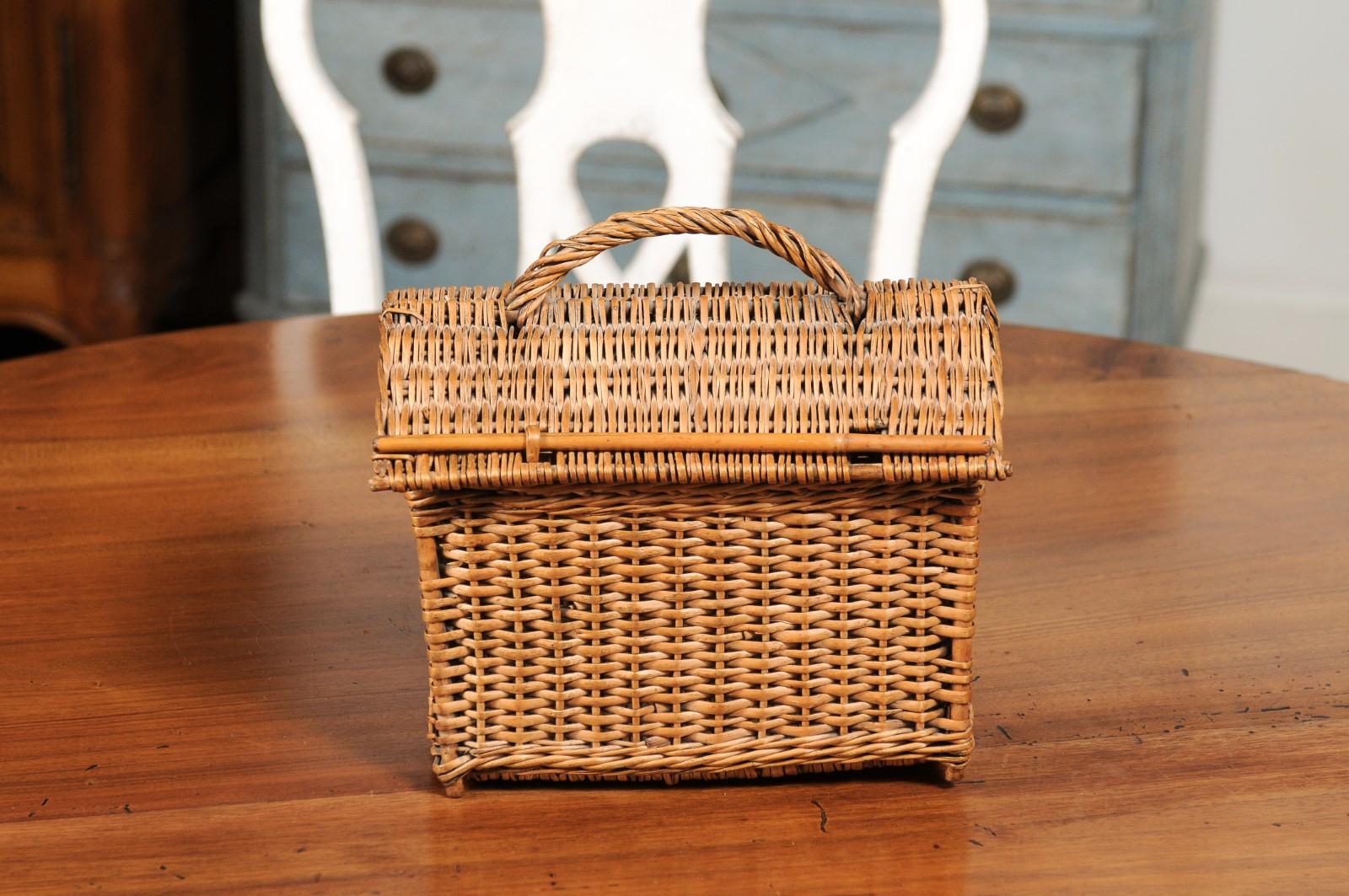 English 20th Century Wicker Basket with Arching Lift Top and Petite Rod In Good Condition In Atlanta, GA