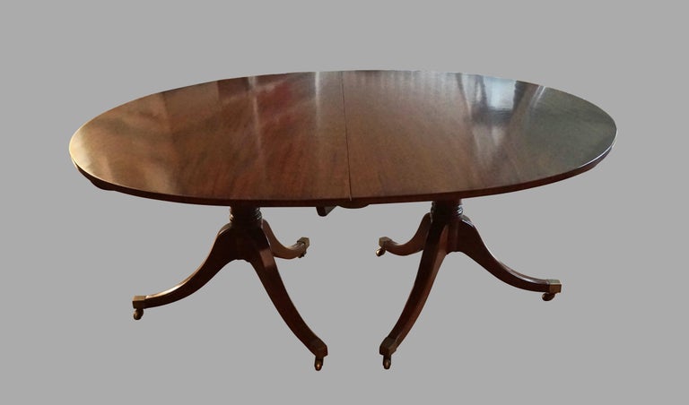English 3 Pedestal Georgian Style Dining Table with 2 Original Leaves In Good Condition For Sale In San Francisco, CA