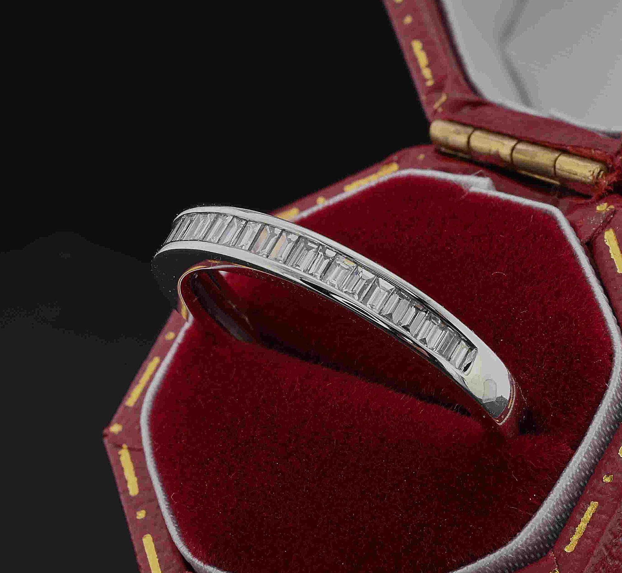 English .45 Ct F VVS Baguette Diamond Platinum Half Eternity Ring In Excellent Condition For Sale In Napoli, IT